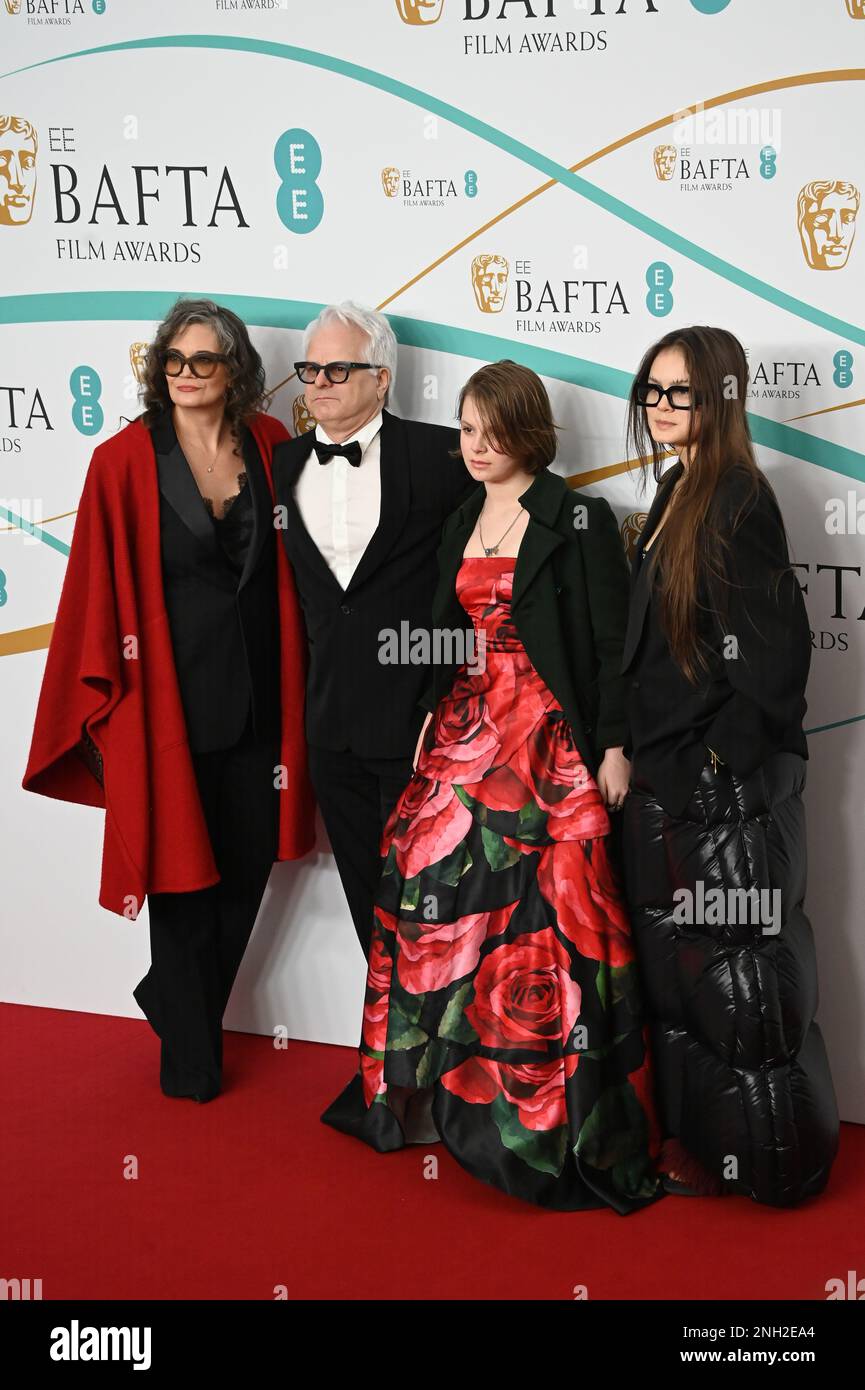 Lily Miranda mit Brille nimmt an den EE BAFTA Film Awards 2023 in der Royal Festival Hall in London Teil. Foto: 19. Februar 2023. Stockfoto