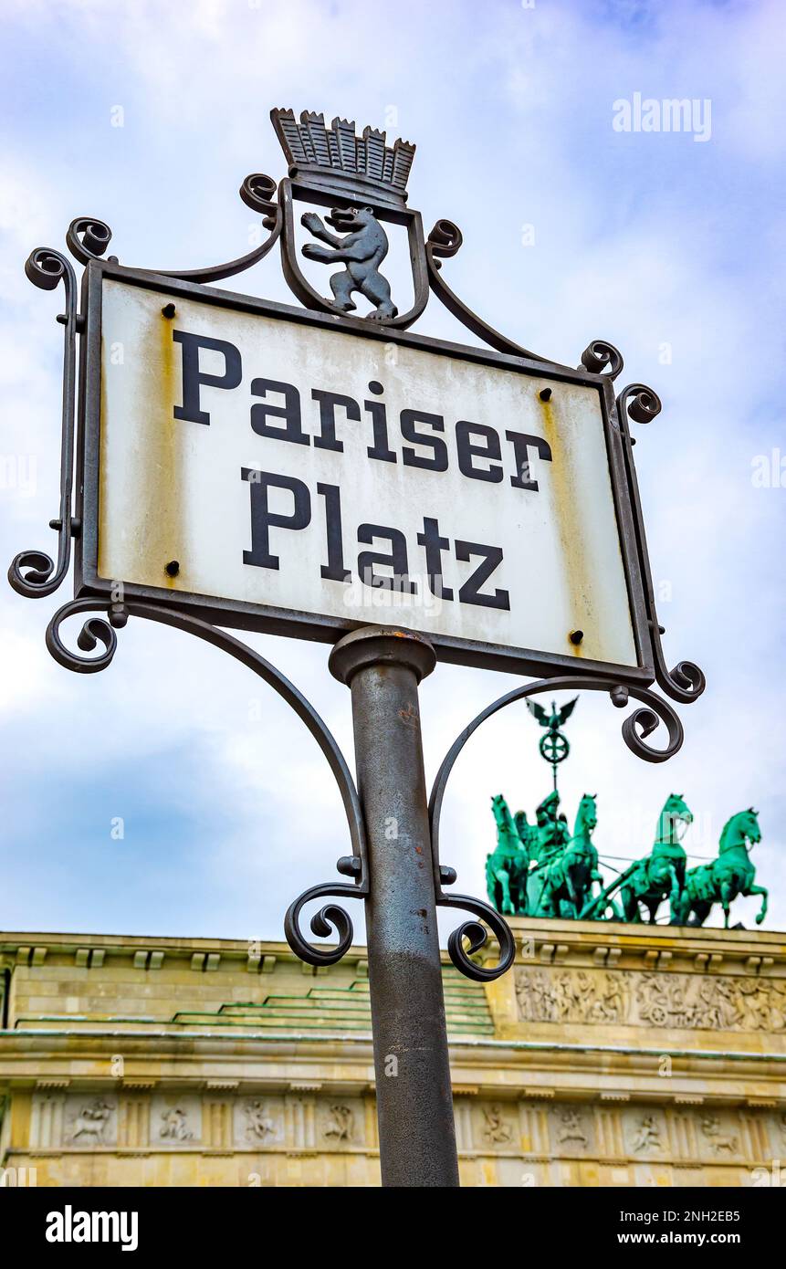 Schild mit der Aufschrift Pariser Platz am Ende der Straße unter den Linden mit dem Brandenburger Tor im Hintergrund, Berlin, Deutschland. Stockfoto