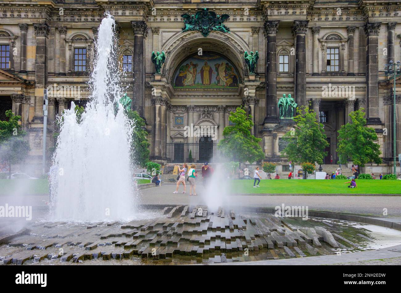 Lebhafte Szene am Brunnen im Lustgarten, Touristen und Einheimische geschäftig auf dem Platz vor dem Dom und dem Alten Museum, Berlin, Deutschland. Stockfoto