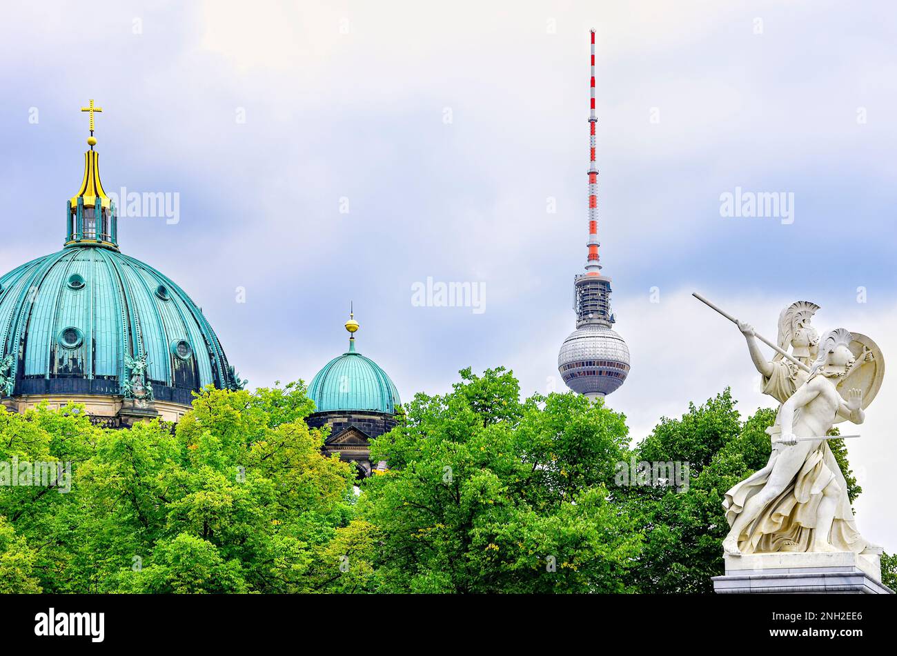 Wunderschönes Berlin, malerischer Blick auf den Berliner Dom, Berliner Fernsehturm und klassische antike Skulpturen auf der Schlossbrücke, Berlin, Deutschland, Europa. Stockfoto