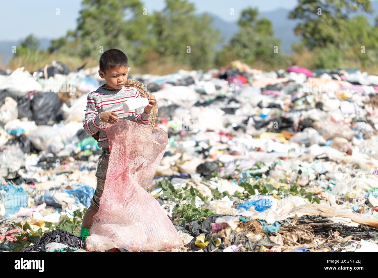 Kinder finden Junk zum Verkauf und recyceln sie auf Deponien, dem Leben und Lebensstil der Armen, Kinderarbeit, Armut und Umweltkonzepten Stockfoto