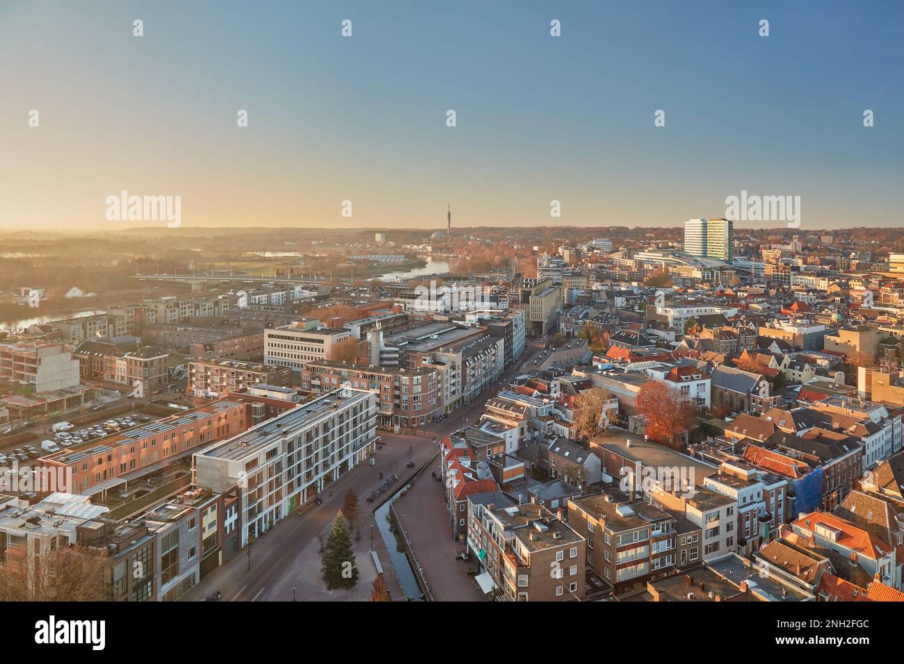 Das Stadtzentrum von Arnheim, Niederlande, aus der Vogelperspektive am Nachmittag Stockfoto