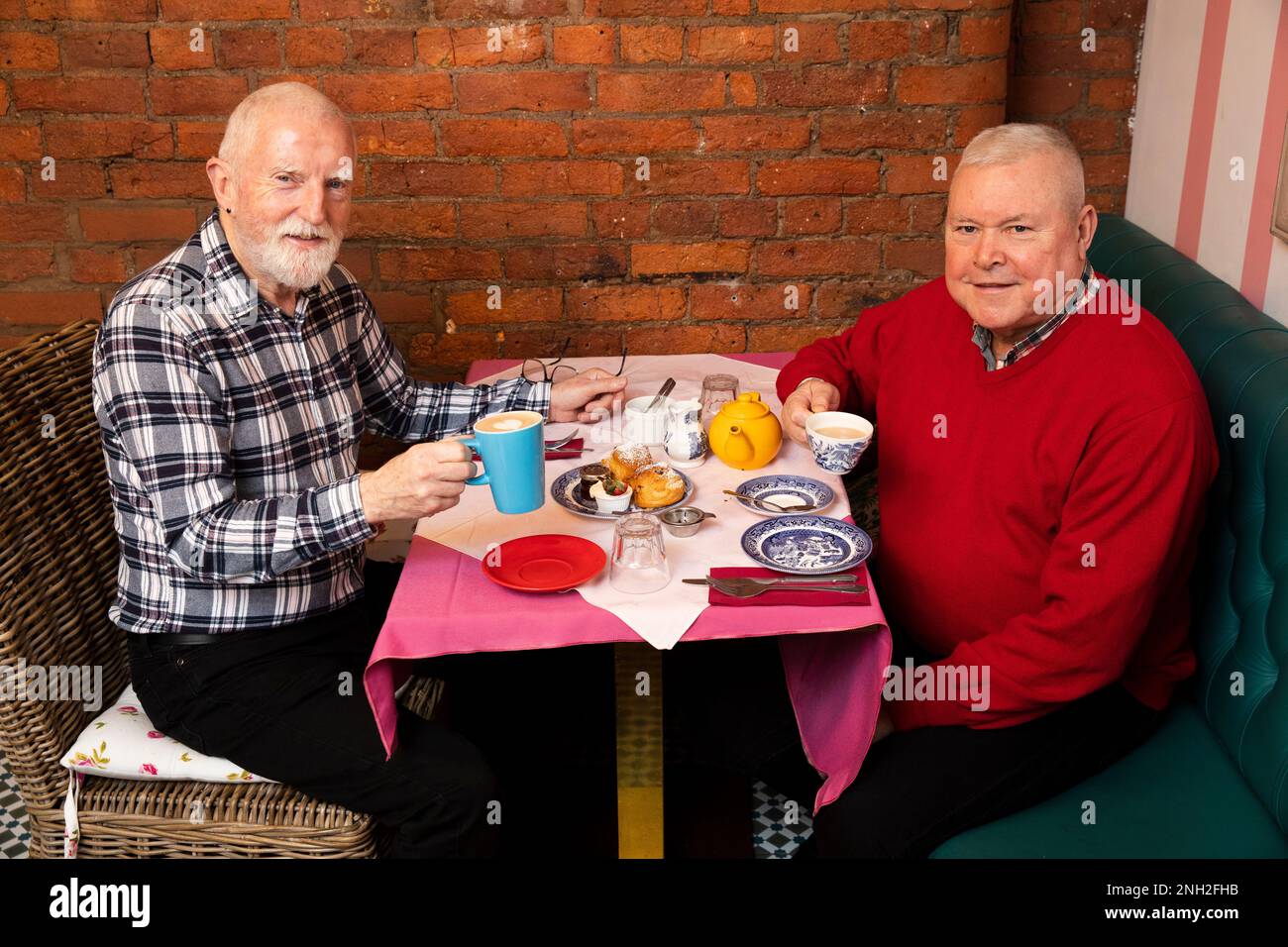 Zwei Männer in einem Café. Manchester. Vereinigtes Königreich. Stockfoto