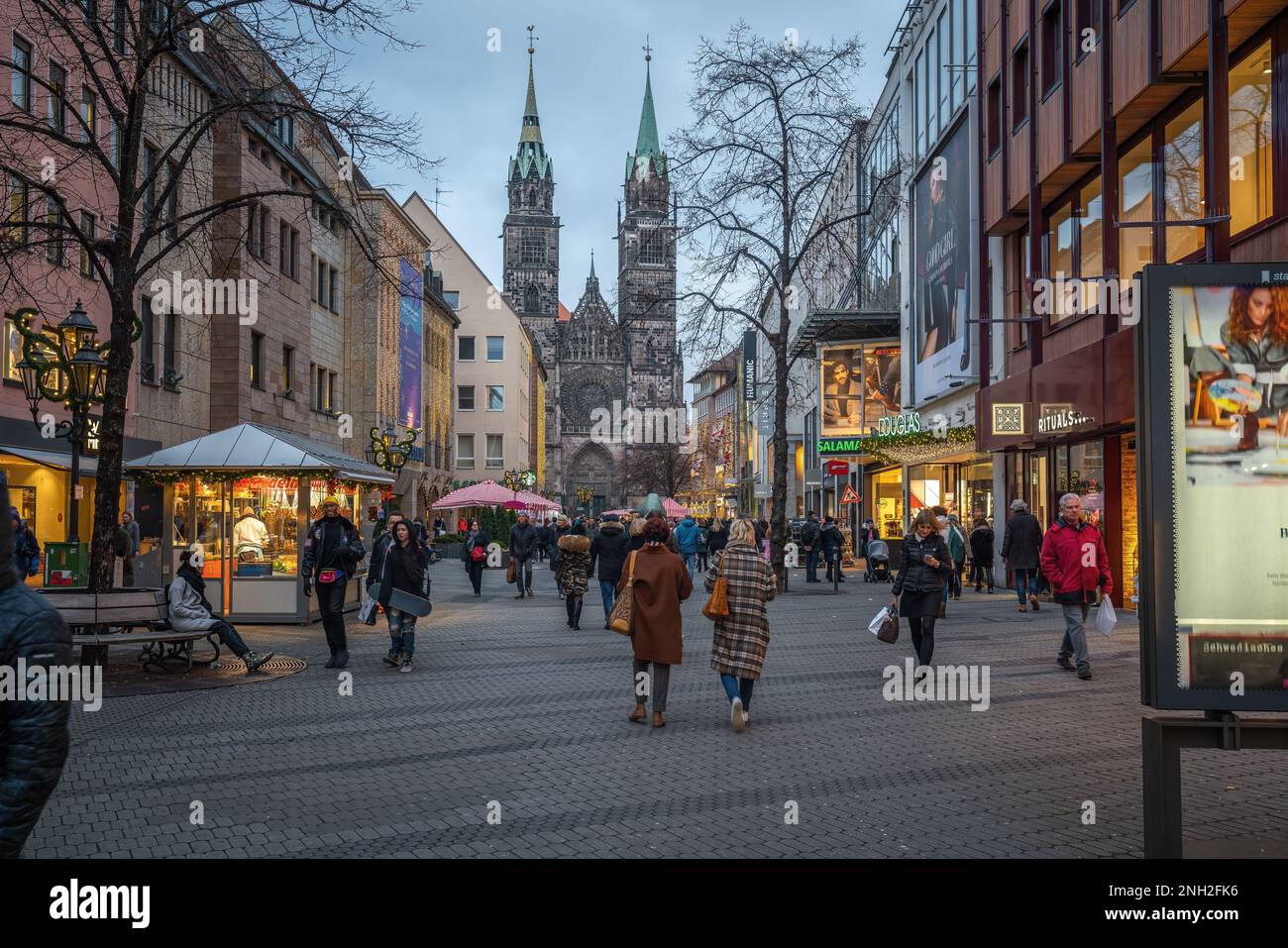 Karolinenstraße mit St. Lorenzkirche (Lorenzkirche) - Nürnberg, Bayern, Deutschland Stockfoto