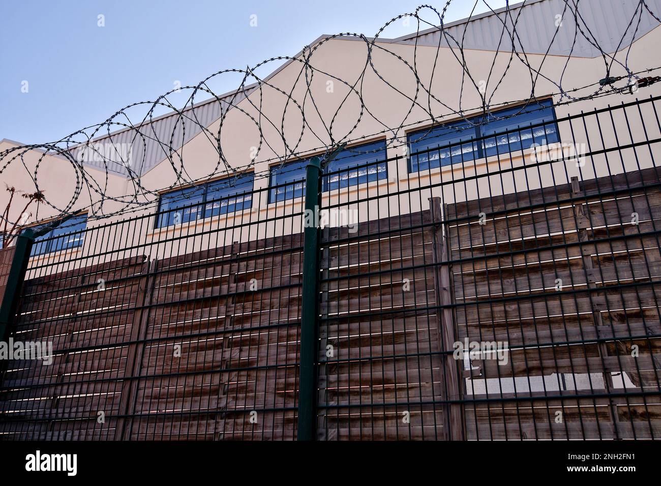 Blick auf das Verwaltungsgefängnis (CCA) in Marseille. Verwaltungsauffangzentrum in Marseille, in dem Migranten ohne gültige Papiere festgehalten werden. Stockfoto