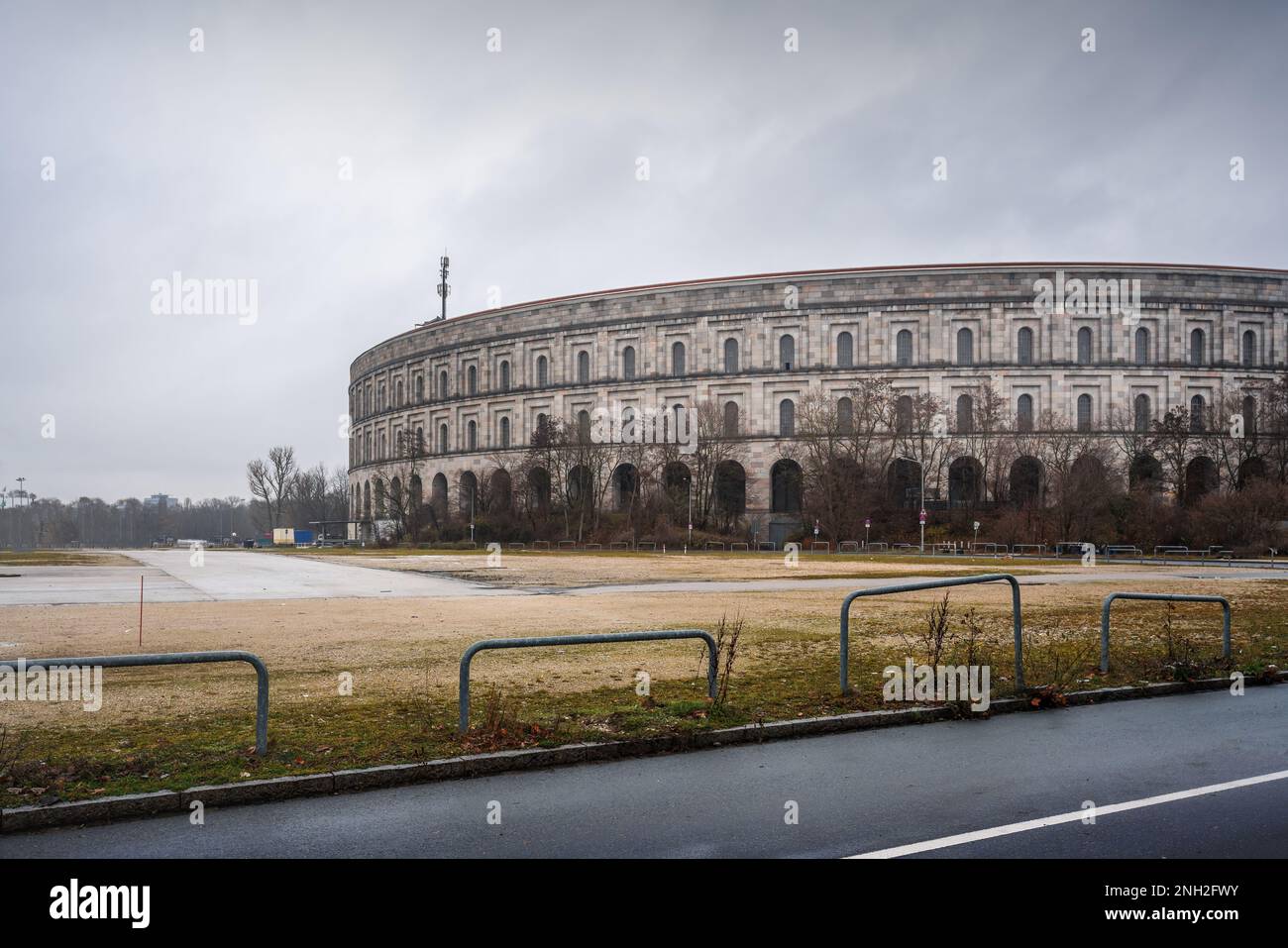 Blick auf die Kongresshalle des Nazi-Parteigeländes - Nürnberg, Bayern, Deutschland Stockfoto