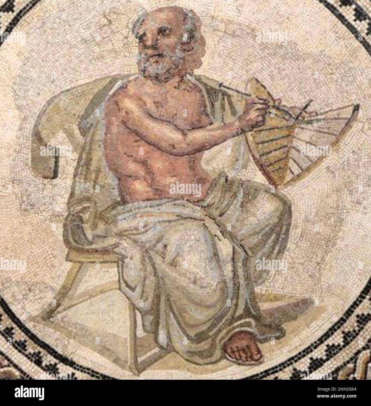 ANAXIMANDER (c 610- c 546 BC) griechischer Philosoph. Ein römisches Mosaik aus dem frühen 3. Jahrhundert n. Chr. aus Trweir. Er hält eine Sonnenuhr in der Hand. Stockfoto