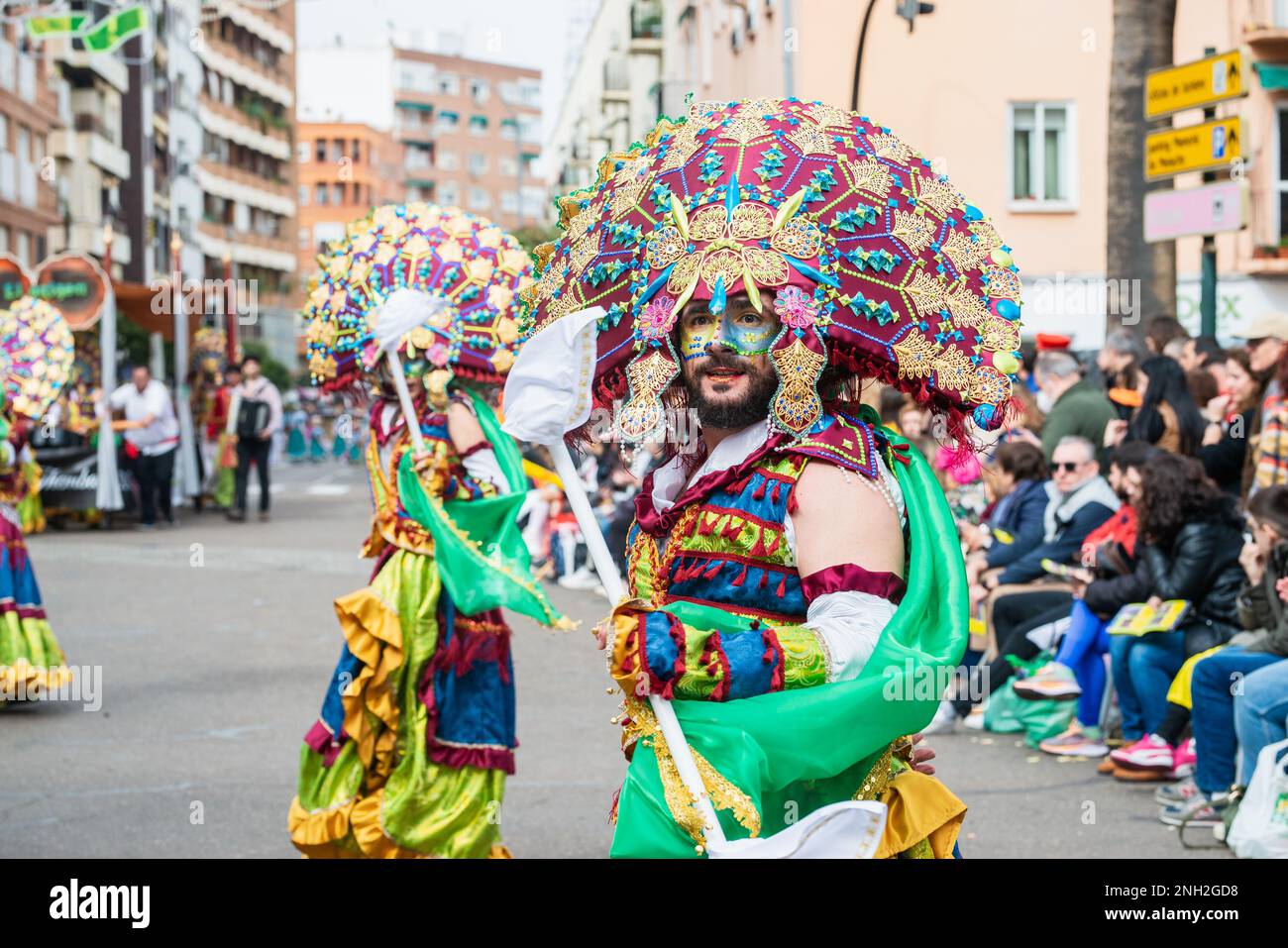 Badajoz, Spanien, sonntag. Februar 19 2023. Parade durch die Straßen von Badajoz, Gruppe namens Themba Stockfoto
