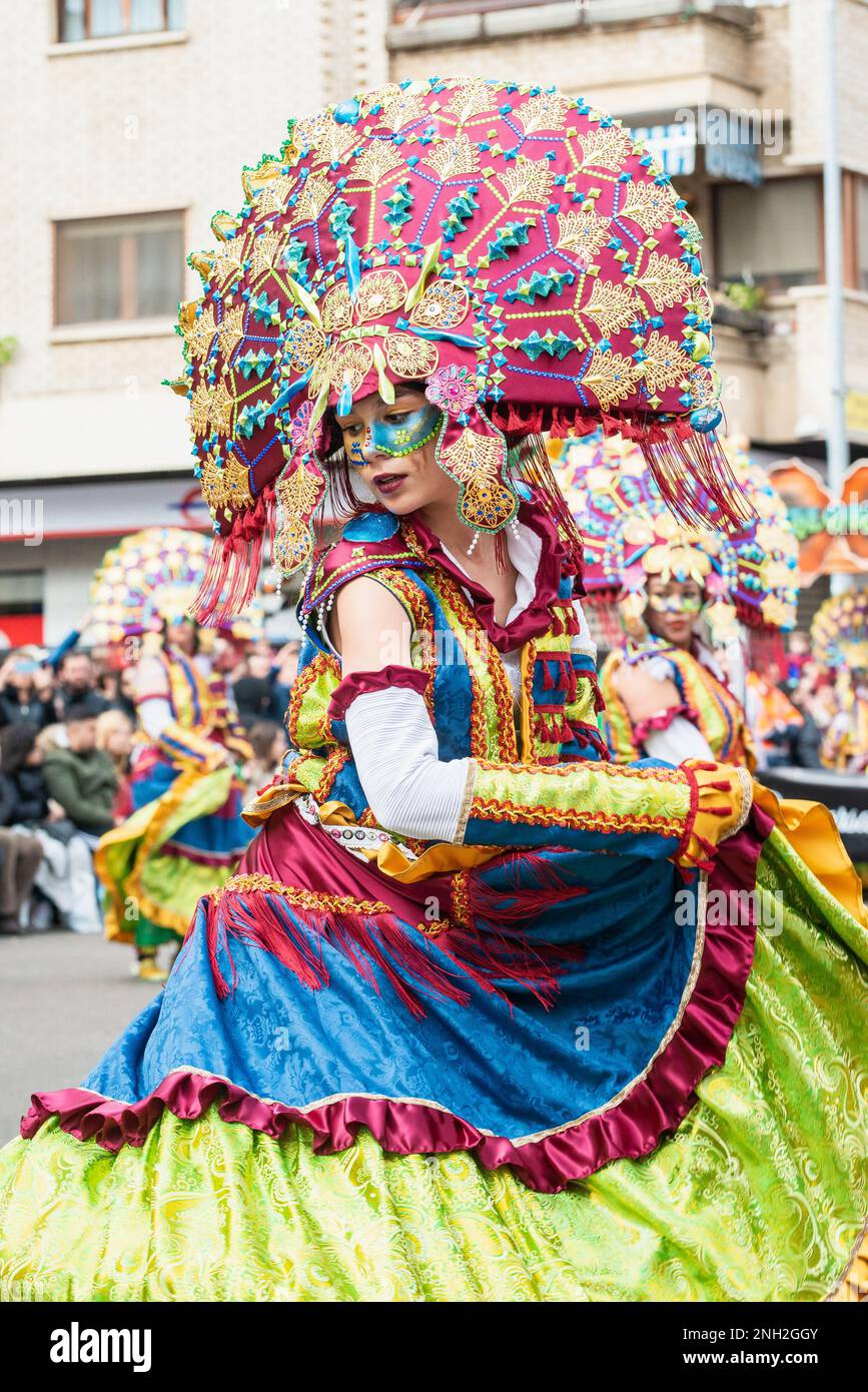 Badajoz, Spanien, sonntag. Februar 19 2023. Parade durch die Straßen von Badajoz, Gruppe namens Themba Stockfoto