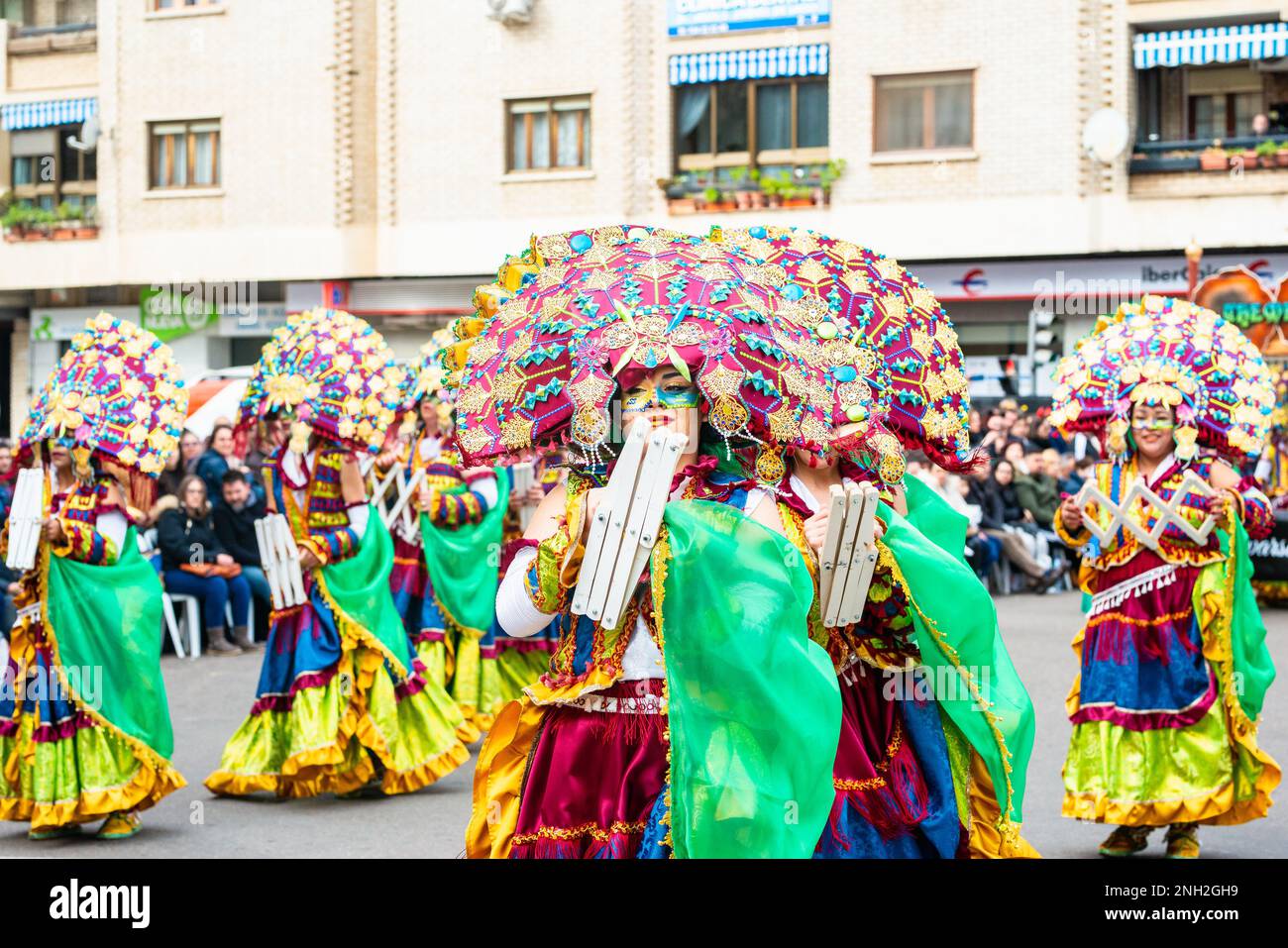 Badajoz, Spanien, sonntag. Februar 19 2023. Parade durch die Straßen von Badajoz, Gruppe namens Themba Stockfoto