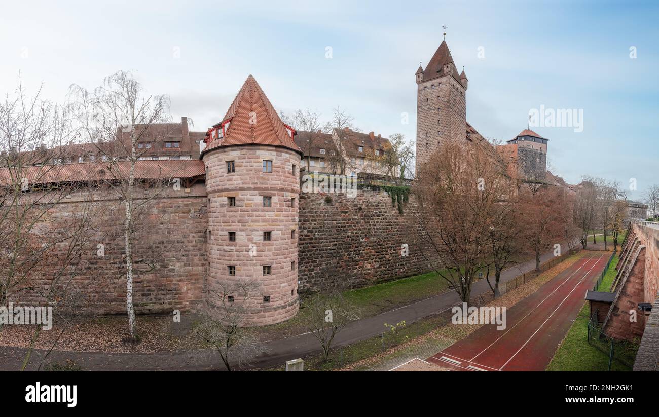 Panoramablick auf die Nürnberger Burg (Kaiserburg) mit Mauern, Türmen und Kaiserställen - Nürnberg, Bayern, Deutschland Stockfoto