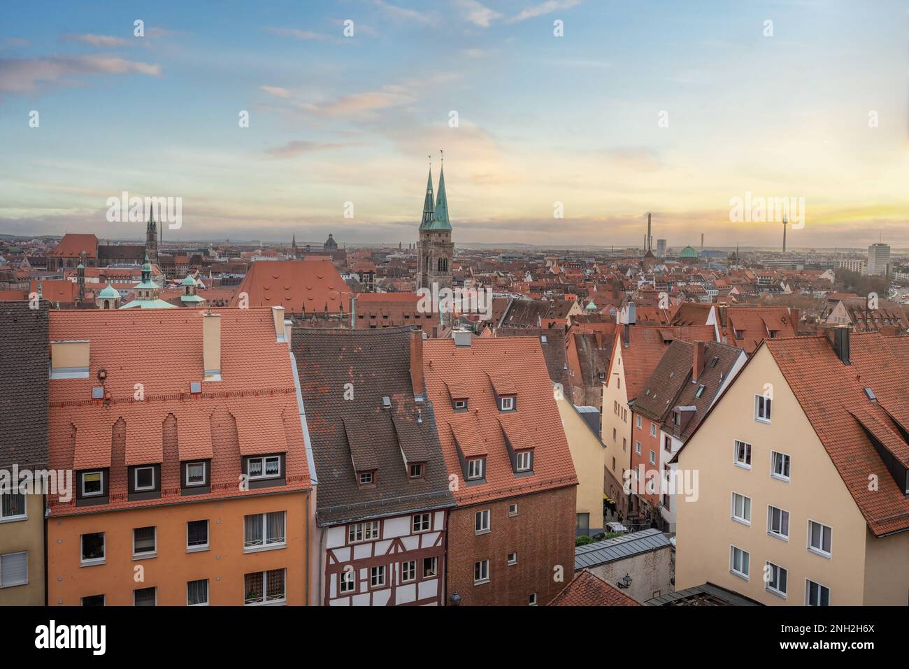 Nürnberg bei Sonnenuntergang aus der Vogelperspektive mit St. Sebaldus-Kirchenturm (Sebalduskirche) - Nürnberg, Bayern, Deutschland Stockfoto