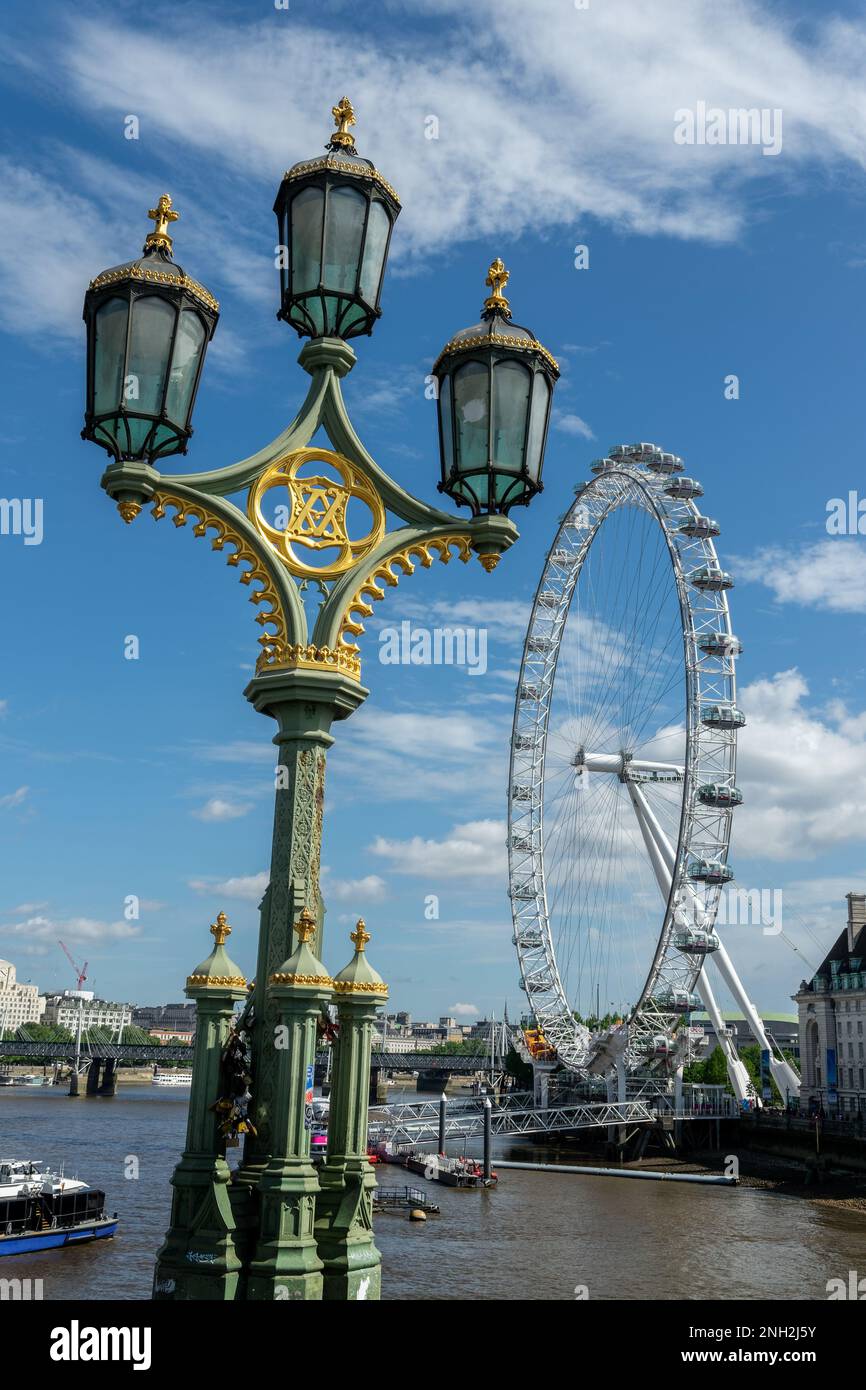 Lamppost auf der Wesminster Bridge und dem London Eye in London, Großbritannien Stockfoto