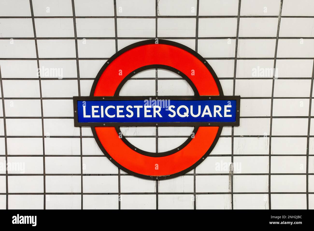 Unterirdisches Schild am Leicester Square, blau und rot auf weißem Fliesenhintergrund, U-Bahn-Station in London, Großbritannien Stockfoto