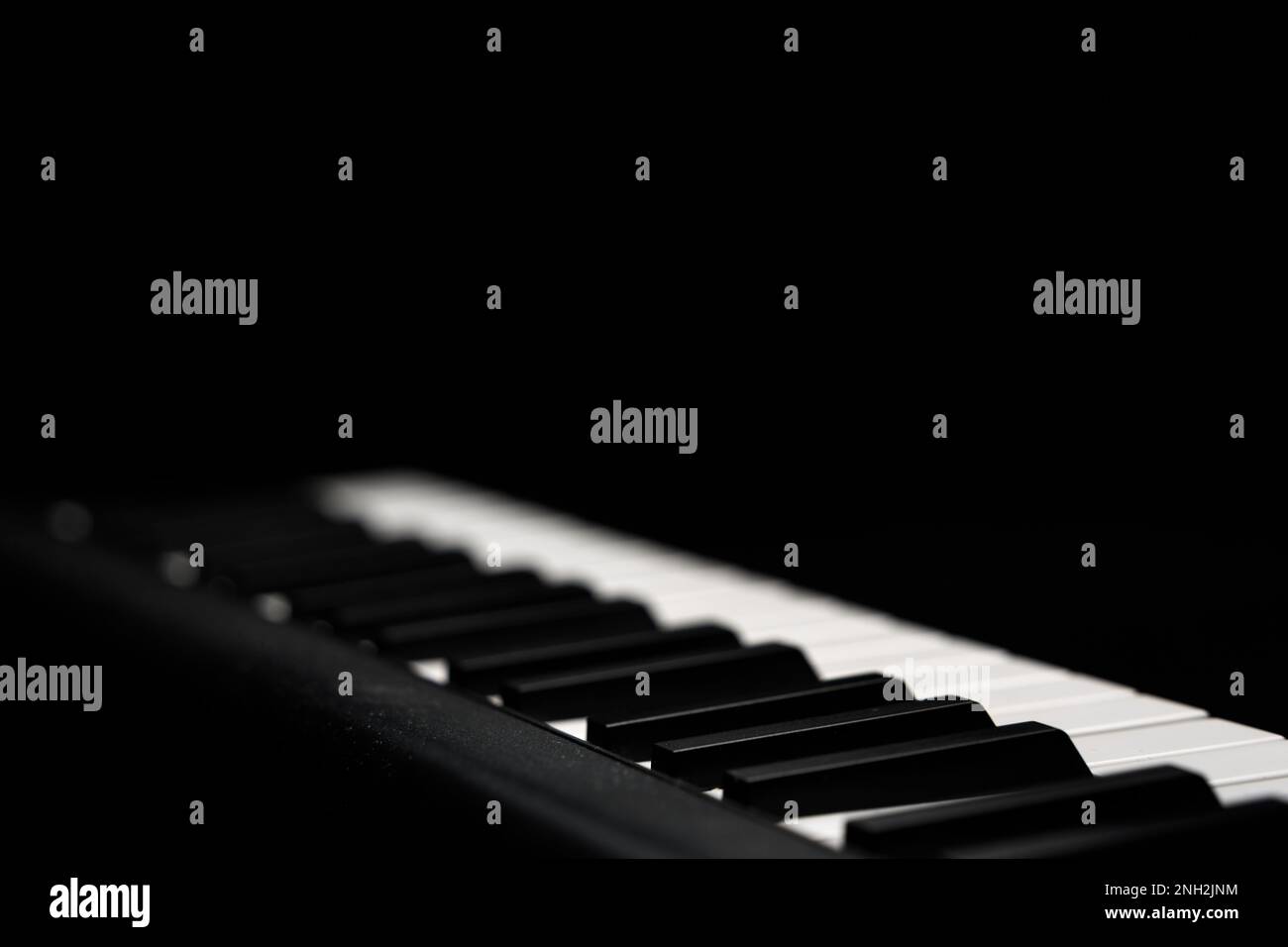 Nahaufnahme der elektronischen Tastatur, meist unscharf vor schwarzem Hintergrund. Speicherplatz kopieren. Stockfoto