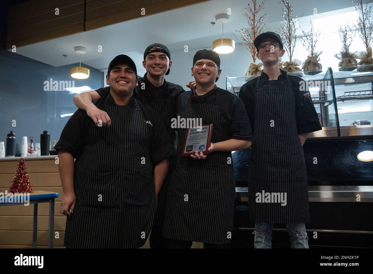 (Von links nach rechts) Jared Cuevas, Jon Biron, Logan Castonguay und Noah Bilodeau von der Dover High School, die Gewinner der Kategorie „Best Prepared“ für die regionale Herausforderung Sea Coast 2022 Meals-Ready-to-eat, posieren für ein Gruppenfoto mit ihrer preisgekrönten Plakette in der Spaulding High School in Rochester, NH, 8. Dezember, 2022. Das Team von Dover geht nun in die Endstufe des jährlichen Wettbewerbs über, wo sie mit Studenten aus dem ganzen Bundesstaat der kulinarischen Kunst gegenüberstehen werden. (Foto von SPC. Devin Bard, 114. Abteilung Öffentliche Angelegenheiten.) Stockfoto