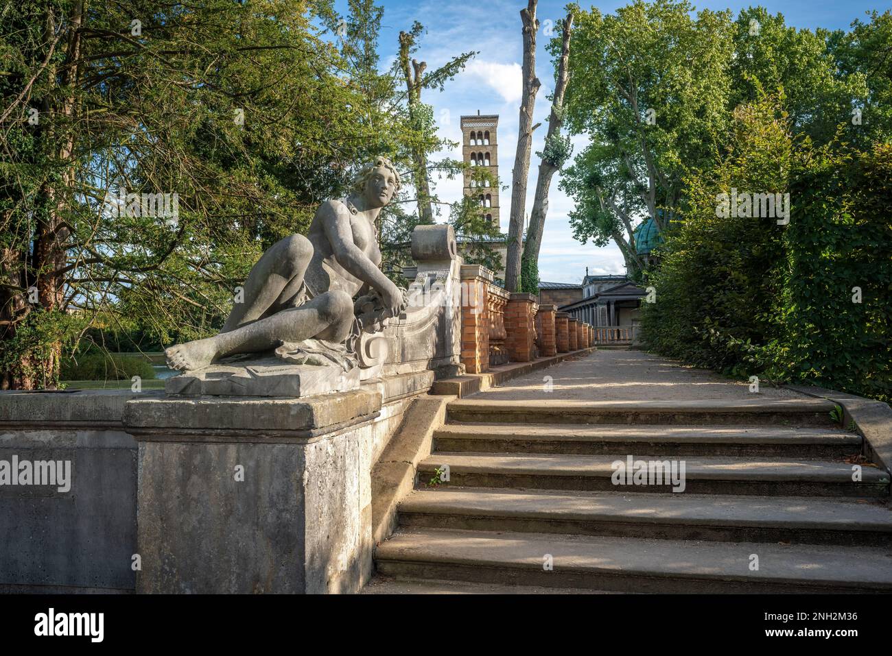 Frauenskulptur und Friedenskirche im Park Sanssouci - Potsdam, Brandenburg Stockfoto