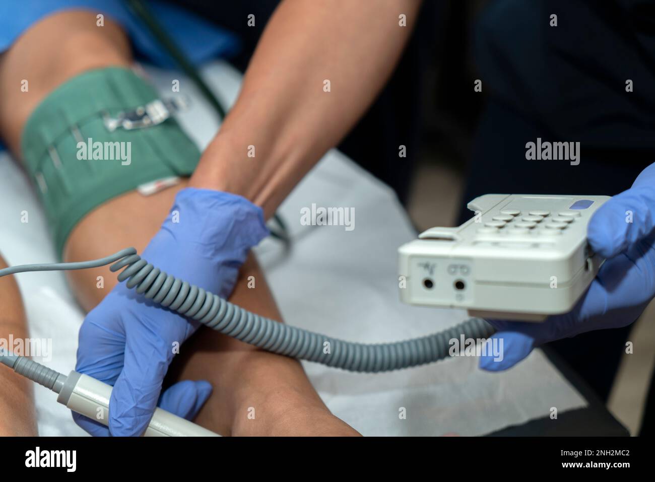 Blutdruckmessung am Bein der Arteria poplitea, Ankle Brachial Index, HerzKnöchelGefäßindex