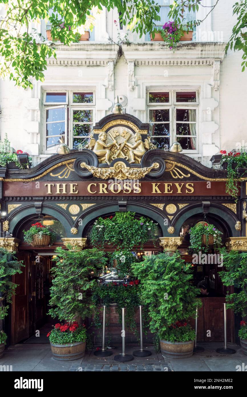 Eingang der Cross Keys, alter traditioneller englischer Pub in London, Großbritannien Stockfoto