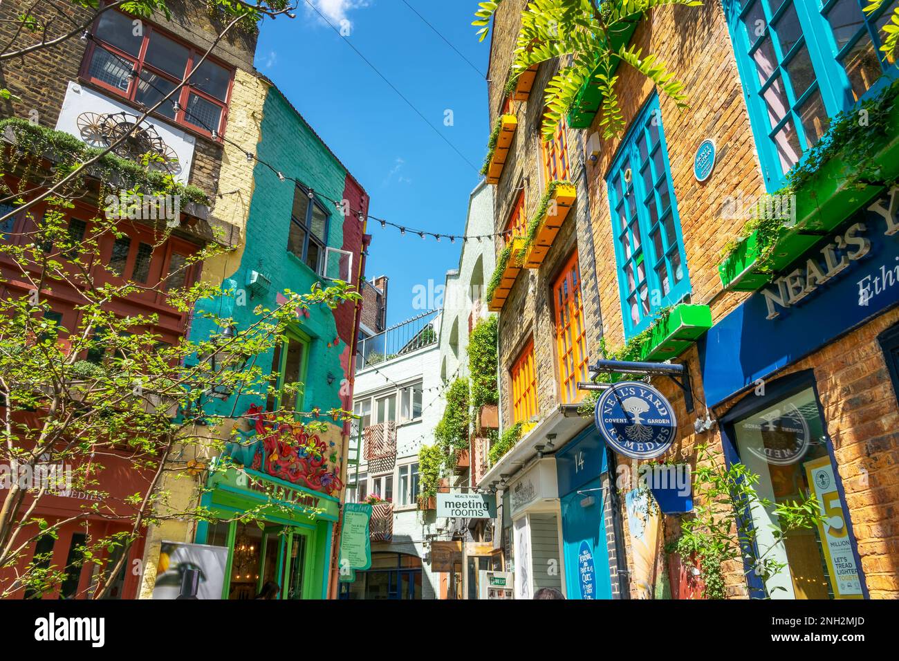 Farbenfrohe Gebäude in Neal's Yard, einer kleinen Gasse in Covent Garden, London, Großbritannien Stockfoto