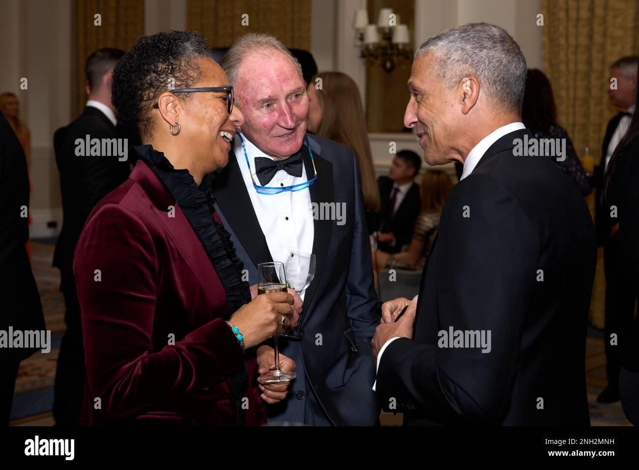 hope Powell unterhält sich mit Howard Wilkinson und Chris Hughton während der 2023 FWA Tribute Night im Landmark Hotel, London. Foto: Sonntag, 19. Februar 2023. Stockfoto
