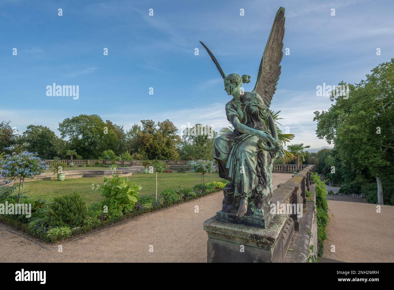 Engelsstatue im Orangeriepalast im Park Sanssouci - Potsdam, Brandenburg, Deutschland Stockfoto