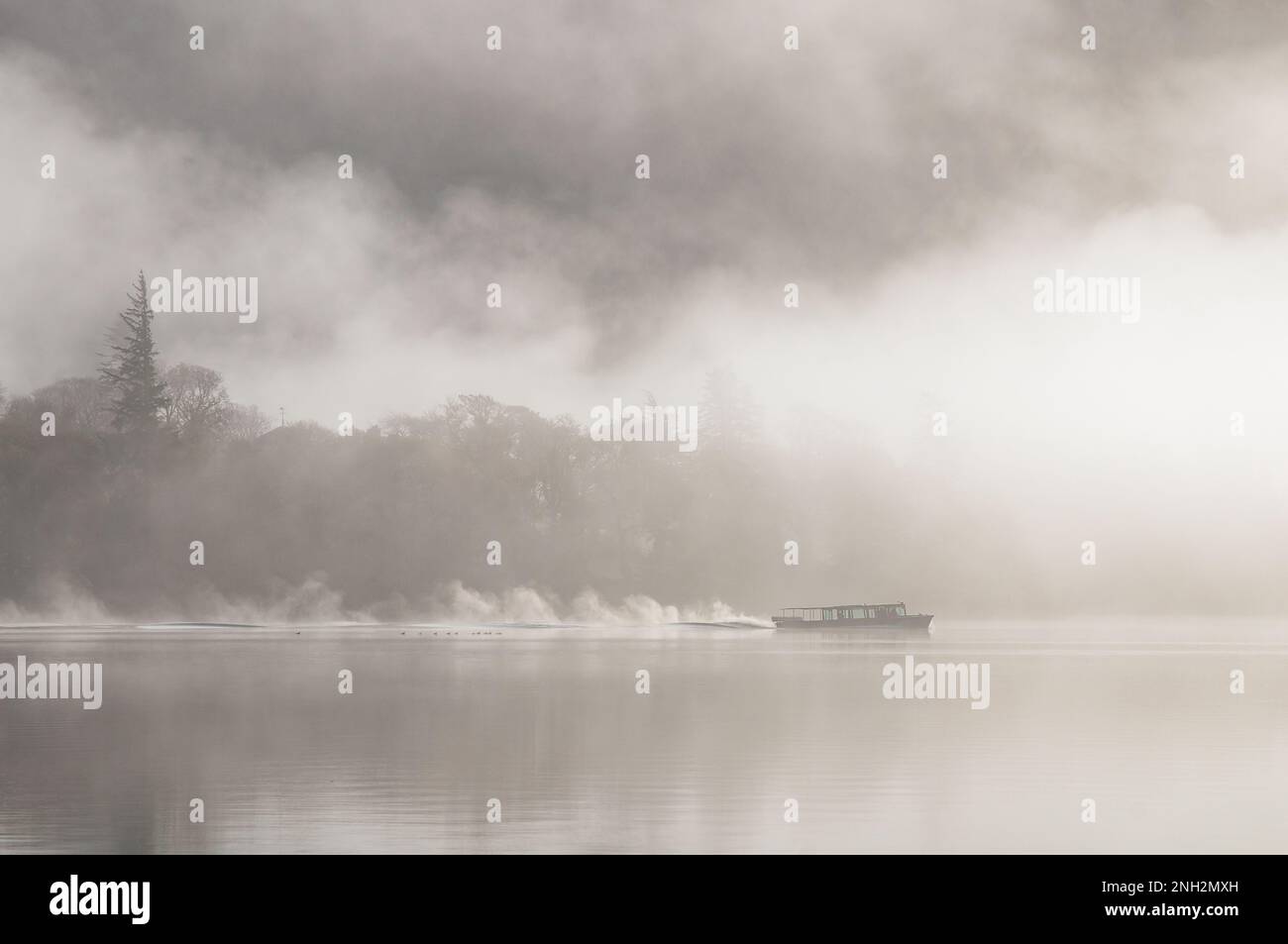 Am frühen Morgen Fähre im Nebel auf Derwentwater Stockfoto