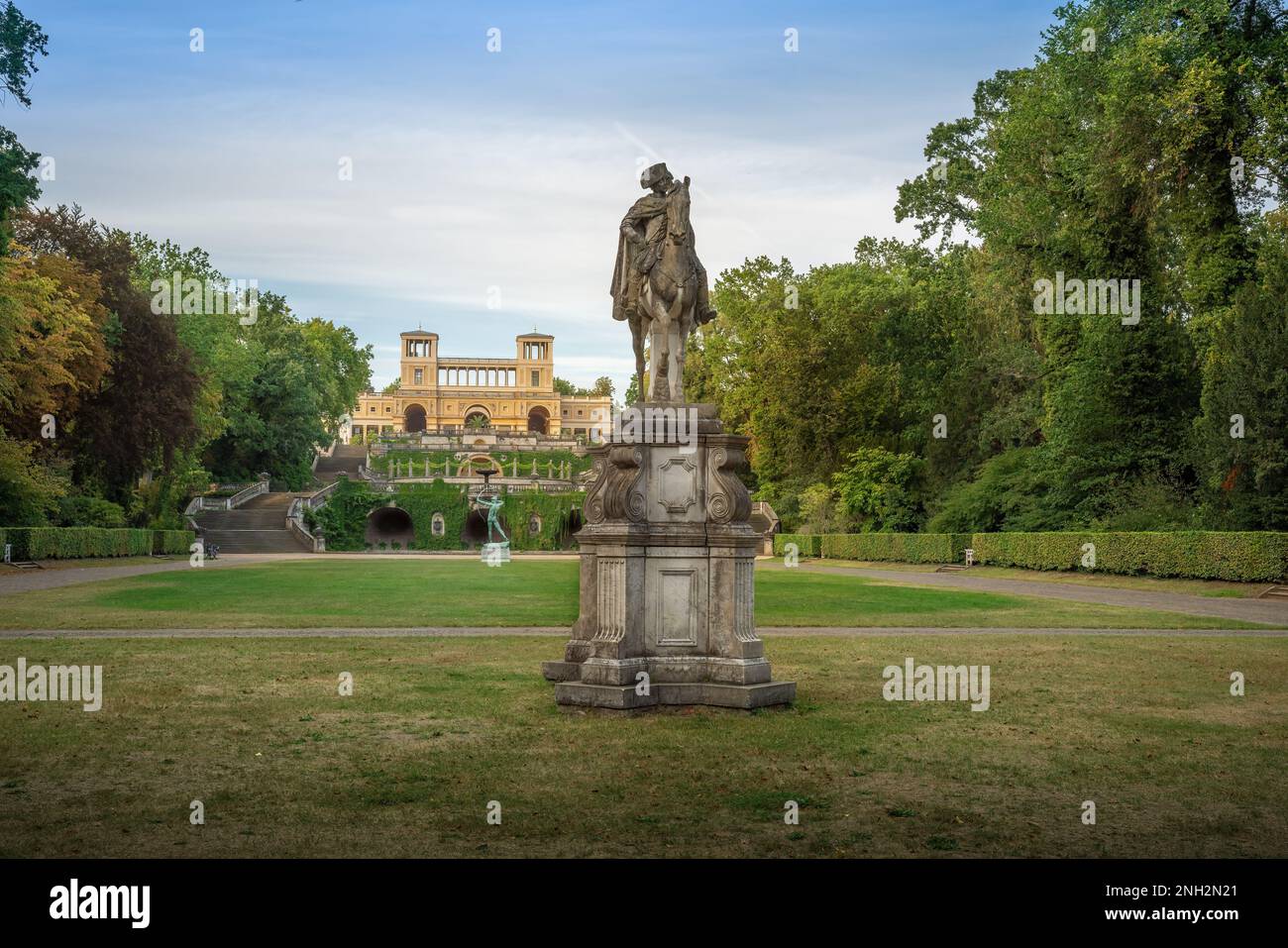 Blick auf den Park Sanssouci mit Orangeriepalast, Frederick dem Großen und den Apollo-Statuen - Potsdam, Brandenburg, Deutschland Stockfoto