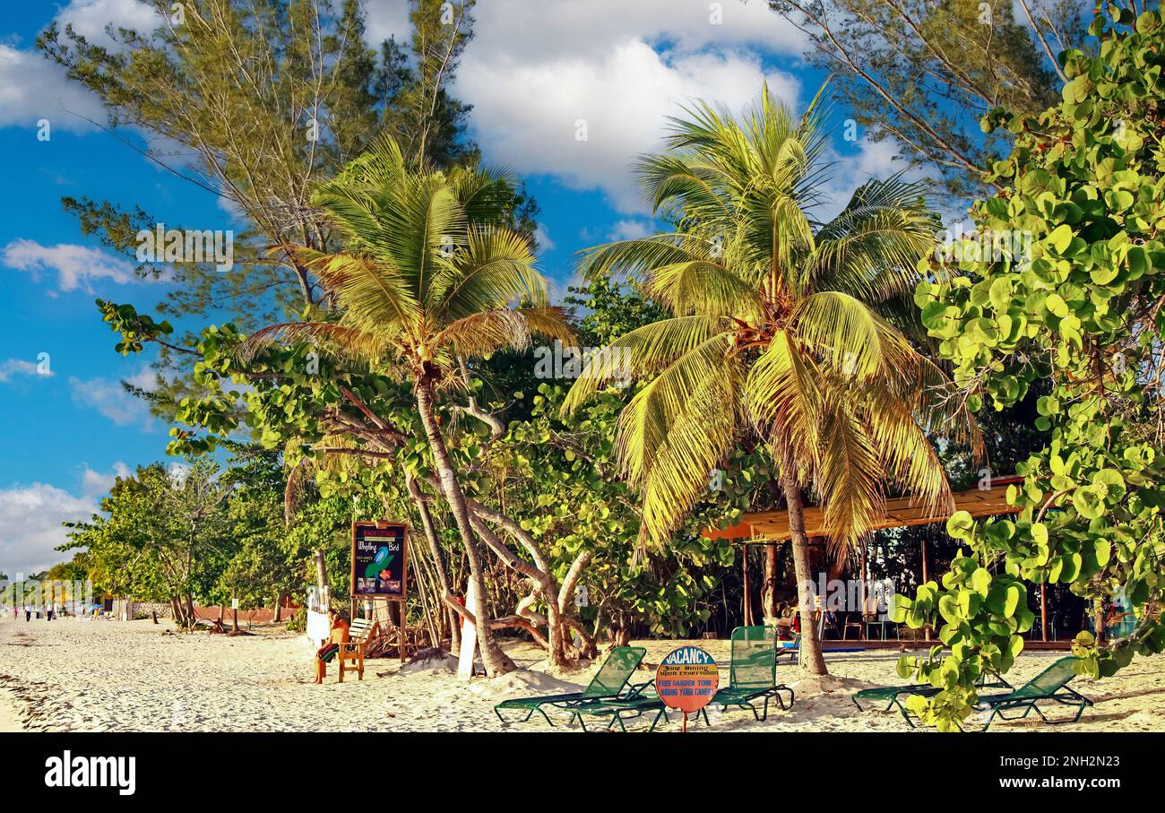 Negril (Seven Mile Beach), Jamaika - 24. Mai. 2010: Wunderschöner karibischer tropischer entspannender weißer Sandstrand, Palmen, Restaurant Bar Stockfoto