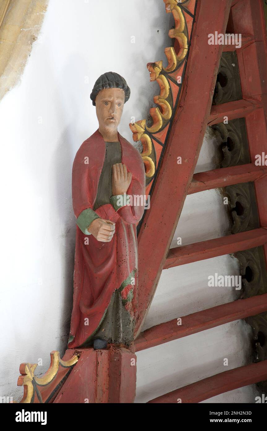 Hölzerne Figur des Apostels Saint Andrew. Eine von zwölf Schnitzereien, die die Jünger Jesu in St. John the Baptist Church, Bere Regis, Dorset, Vereinigtes Königreich, repräsentieren. Stockfoto