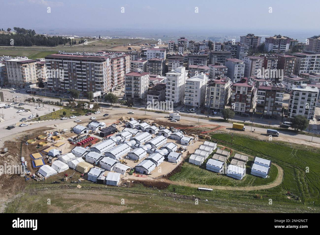 Das Bild der Luftdrohne zeigt ein Feldlazarett in Kirikhan, Türkei, das von der belgischen staatlichen Hilfsorganisation B-Fast (belgisches erste-Hilfe- und Unterstützungsteam) am Montag, den 20. Februar 2023, errichtet wurde. B-FAST schickte ein medizinisches Team, um Hilfe in der Region zu leisten, die am 6. Februar von einem Erdbeben heimgesucht wurde. BELGA FOTO SERDAR OZSOY Stockfoto