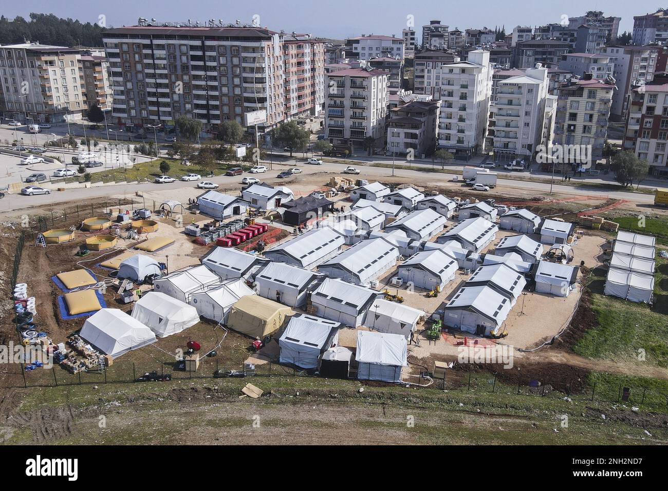 Das Bild der Luftdrohne zeigt ein Feldlazarett in Kirikhan, Türkei, das von der belgischen staatlichen Hilfsorganisation B-Fast (belgisches erste-Hilfe- und Unterstützungsteam) am Montag, den 20. Februar 2023, errichtet wurde. B-FAST schickte ein medizinisches Team, um Hilfe in der Region zu leisten, die am 6. Februar von einem Erdbeben heimgesucht wurde. BELGA FOTO SERDAR OZSOY Stockfoto