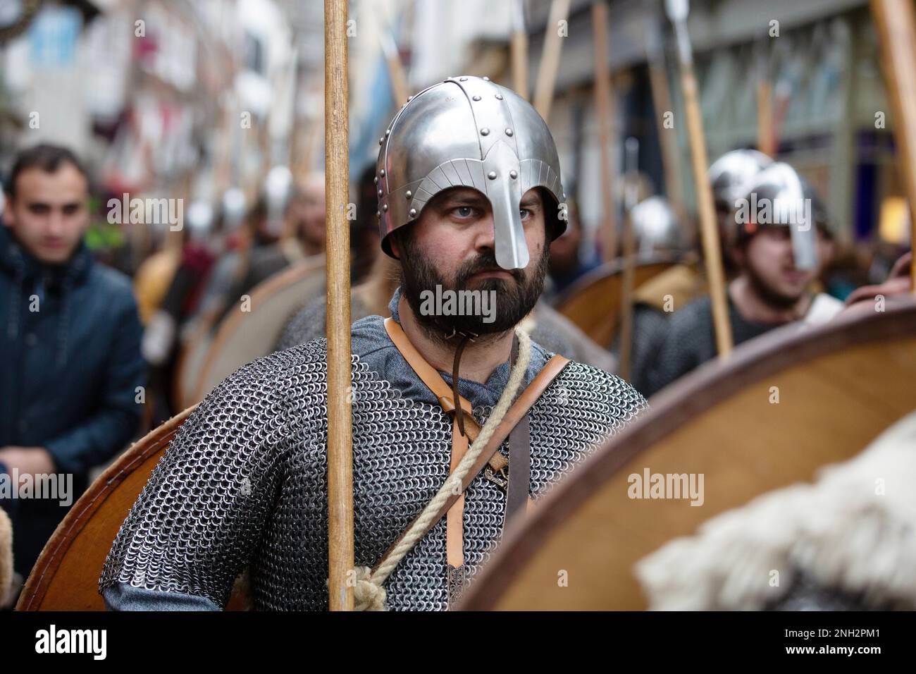 Hunderte Wikingerkrieger marschieren im Rahmen des JORVIK Wikingerfestivals durch die Stadt York in North Yorkshire. Der jährliche marsch beginnt in Deans Stockfoto