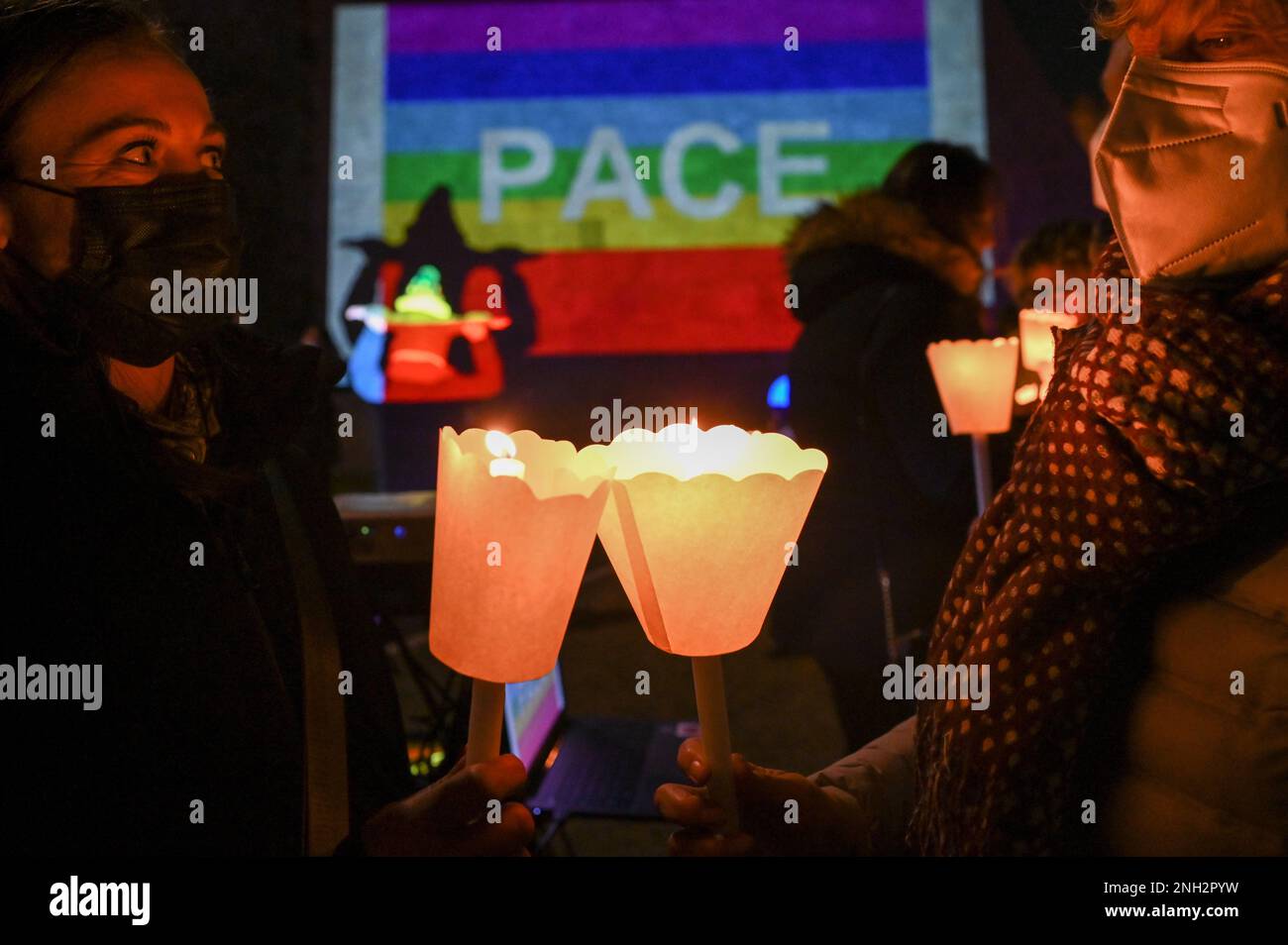 Photo Repertory, Italien. 24. Februar 2023. Rom, Fackellichtwache der Solidarität in der Porta S. Paolo (Pyramide) für den Frieden in der Ukraine, die von Russland überfallen wurde. (rom - 2022-03-03, Claudio Sisto/Palmigiani) ps das Foto kann in Bezug auf den Kontext verwendet werden, in dem es aufgenommen wurde, und ohne die diffamierende Absicht des Dekorums der repräsentierten Personen nur redaktionelle Verwendung Kredit: Independent Photo Agency/Alamy Live News Stockfoto