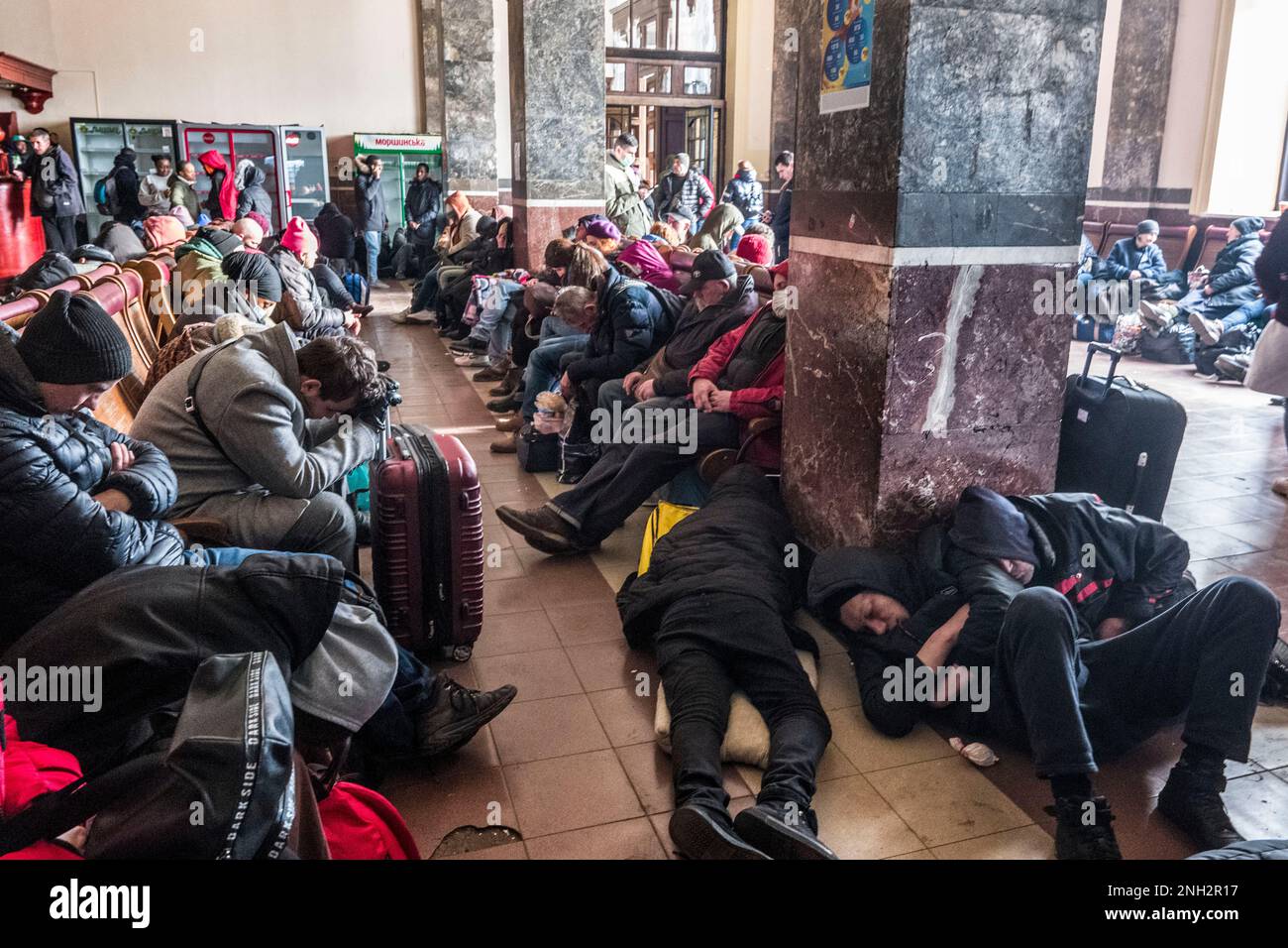 Photo Repertory, Italien. 24. Februar 2023. Lwiw Ukraine Bahnhof die Menschen verbringen die Nacht damit, auf Züge nach Polond zu warten (Leopoli - 2022-02-27, Carlo Cozzoli). Das Foto kann im Kontext verwendet werden, in dem es aufgenommen wurde, und ohne die Verleumdung der Dekoration der repräsentierten Personen nur redaktionelle Verwendung Kredit: Unabhängige Fotoagentur/Alamy Live News Stockfoto