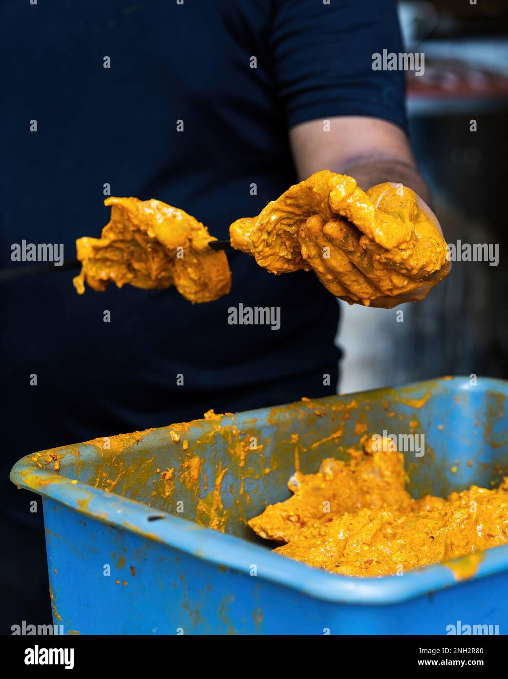 Ich bereite den Hähnchen-Spieß-Kebab-Grill mit marinierten Gewürzen vor. Traditionelles indisches und pakistanisches Gericht. Stockfoto