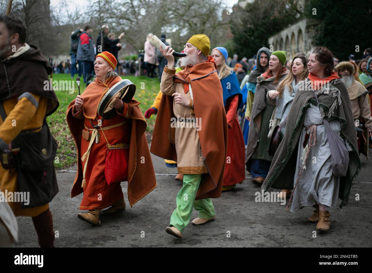 Hunderte Wikingerkrieger marschieren im Rahmen des JORVIK Wikingerfestivals durch die Stadt York in North Yorkshire. Der jährliche marsch beginnt in Deans Stockfoto