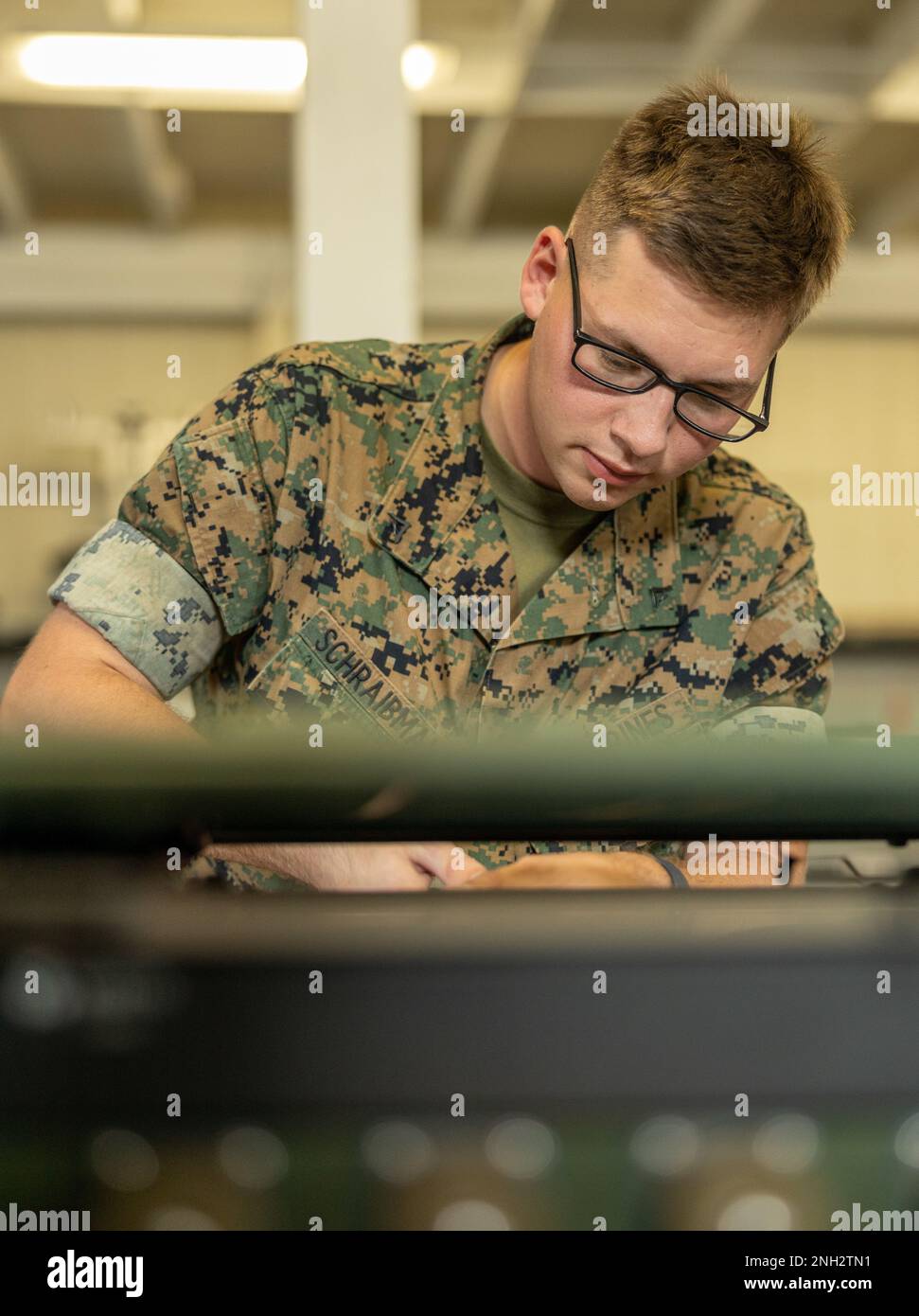 USA Adam Schraibman, ein Techniker für Flugkommunikationssysteme mit 3D Littoral Anti-Air-Bataillon, 3D Marine Littoral Regiment, 3D Marine Division, richtet ein Datenmodulsystem auf der Marine Corps Base Hawaii ein, 8. Dezember 2022. Das Small Form Factor DMS des Luftleitungs- und Kontrollsystems ist Phase eins des SFF-Änderungsvorschlags für das Common Aviation Command and Control System, um der Flotteneinheit eine wesentlich kleinere Variante des derzeit eingesetzten CAC2S zur Verfügung zu stellen. Das AC2S SFF DMS bietet dem LAAB eine neue modulare, skalierbare Anwendung zur Unterstützung von Expeditionary Stockfoto
