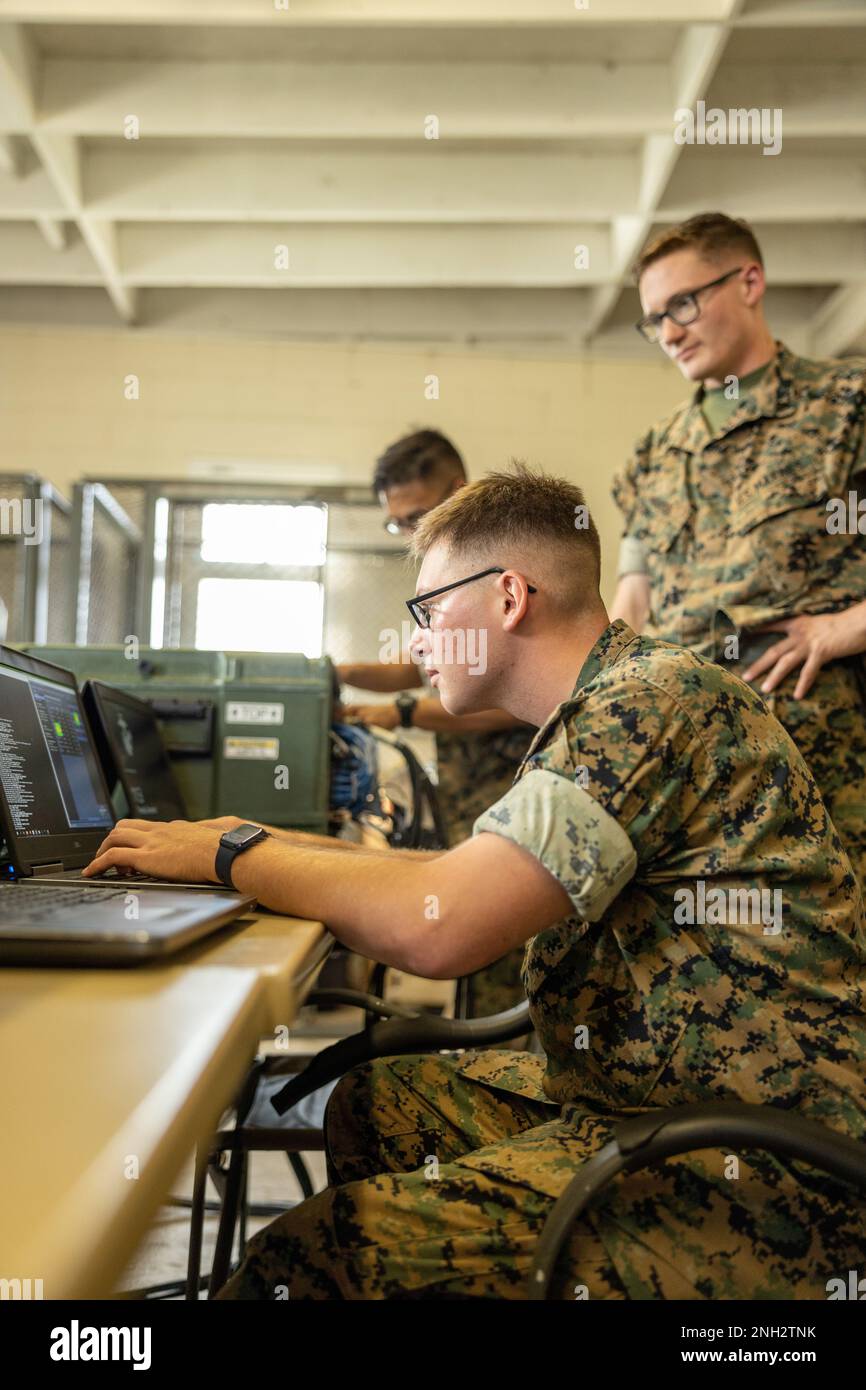 USA Marines mit 3D Littoral Anti-Air-Bataillon, 3D Marine Littoral Regiment, 3D Marine Division, führen eine Betriebsprüfung an einem Datenmodulsystem auf der Marine Corps Basis Hawaii am 8. Dezember 2022 durch. Das Small Form Factor DMS des Luftleitungs- und Kontrollsystems ist Phase eins des SFF-Änderungsvorschlags für das Common Aviation Command and Control System, um der Flotteneinheit eine wesentlich kleinere Variante des derzeit eingesetzten CAC2S zur Verfügung zu stellen. Das AC2S SFF DMS bietet dem LAAB eine neue modulare, skalierbare Anwendung zur Unterstützung von Expeditionary Advanced Base Operations. Das AC2S SFF DMS-Design nutzt Stockfoto