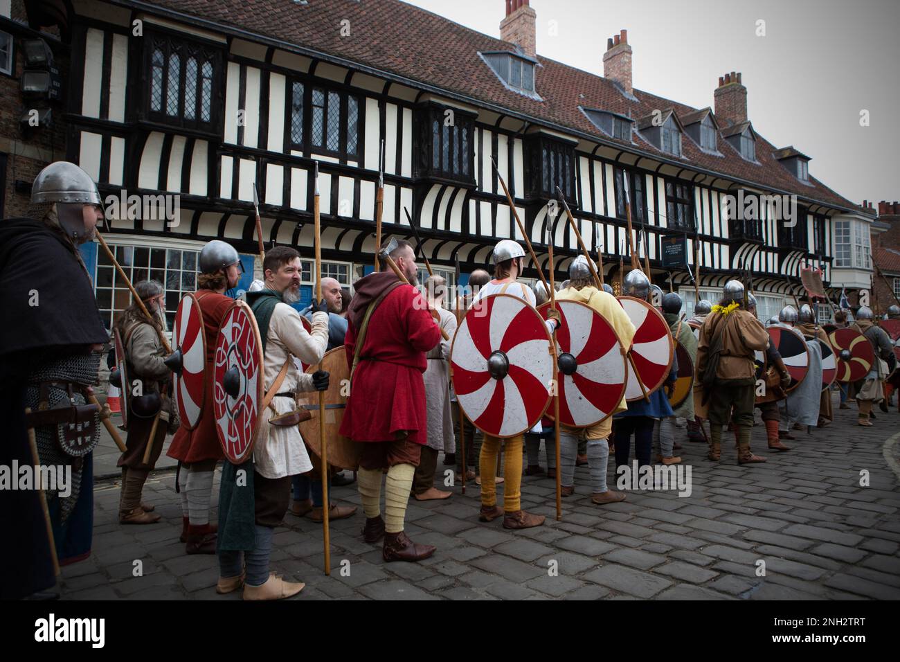 Hunderte Wikingerkrieger marschieren im Rahmen des JORVIK Wikingerfestivals durch die Stadt York in North Yorkshire. Der jährliche marsch beginnt in Deans Stockfoto