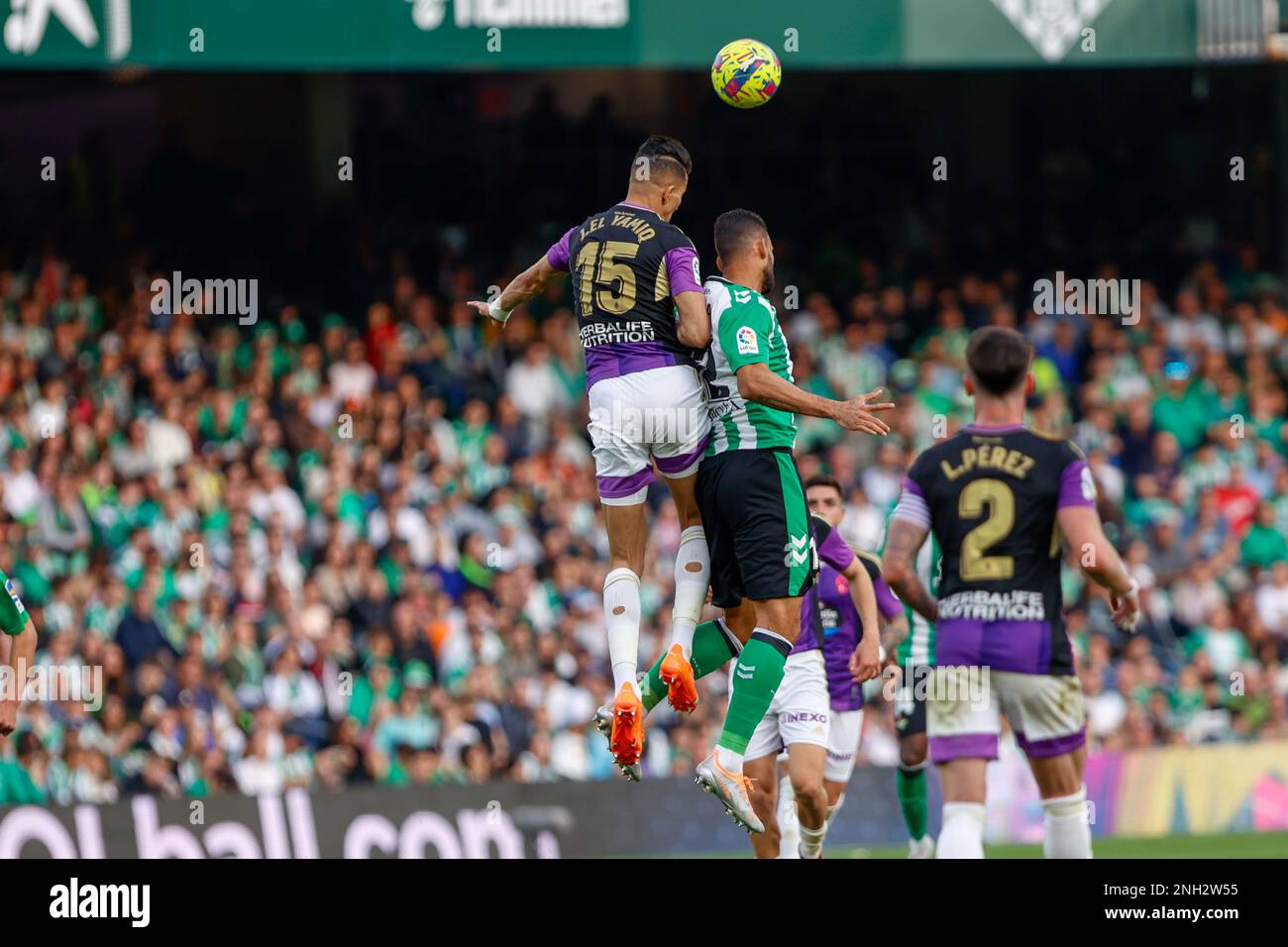 Sevilla, Spanien. 18. Februar 2023. Willian José (R) von Real Betis in Aktion während der 22. Runde des Liga Santander zwischen Real Betis und Valladolid im Benito-Villamarín-Stadion (Estadio Benito Villamarín). Endergebnis: Real Betis 2:1 Real Valladolid. (Foto: Lorena Martin/SOPA Images/Sipa USA) Guthaben: SIPA USA/Alamy Live News Stockfoto