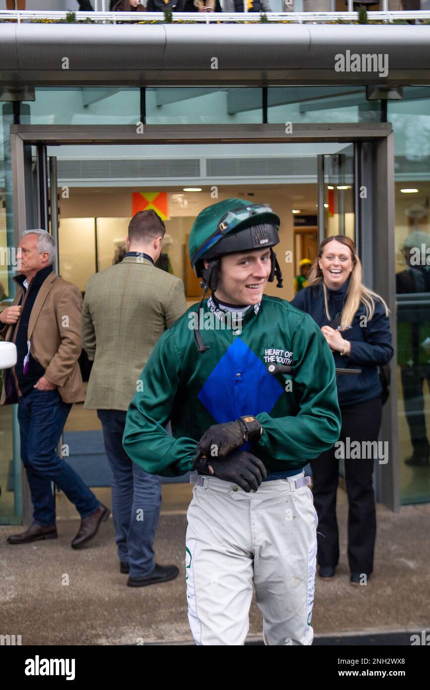 Ascot, Berkshire, Großbritannien. 20. Februar 2023. Jockey Niall Houlihan betritt den Paradering des British European Breeders’ Fund EBF Mares' Open National Hunt Flat Race auf der Rennbahn Ascot am Betfair Ascot Chase Raceday. Kredit: Maureen McLean/Alamy Stockfoto