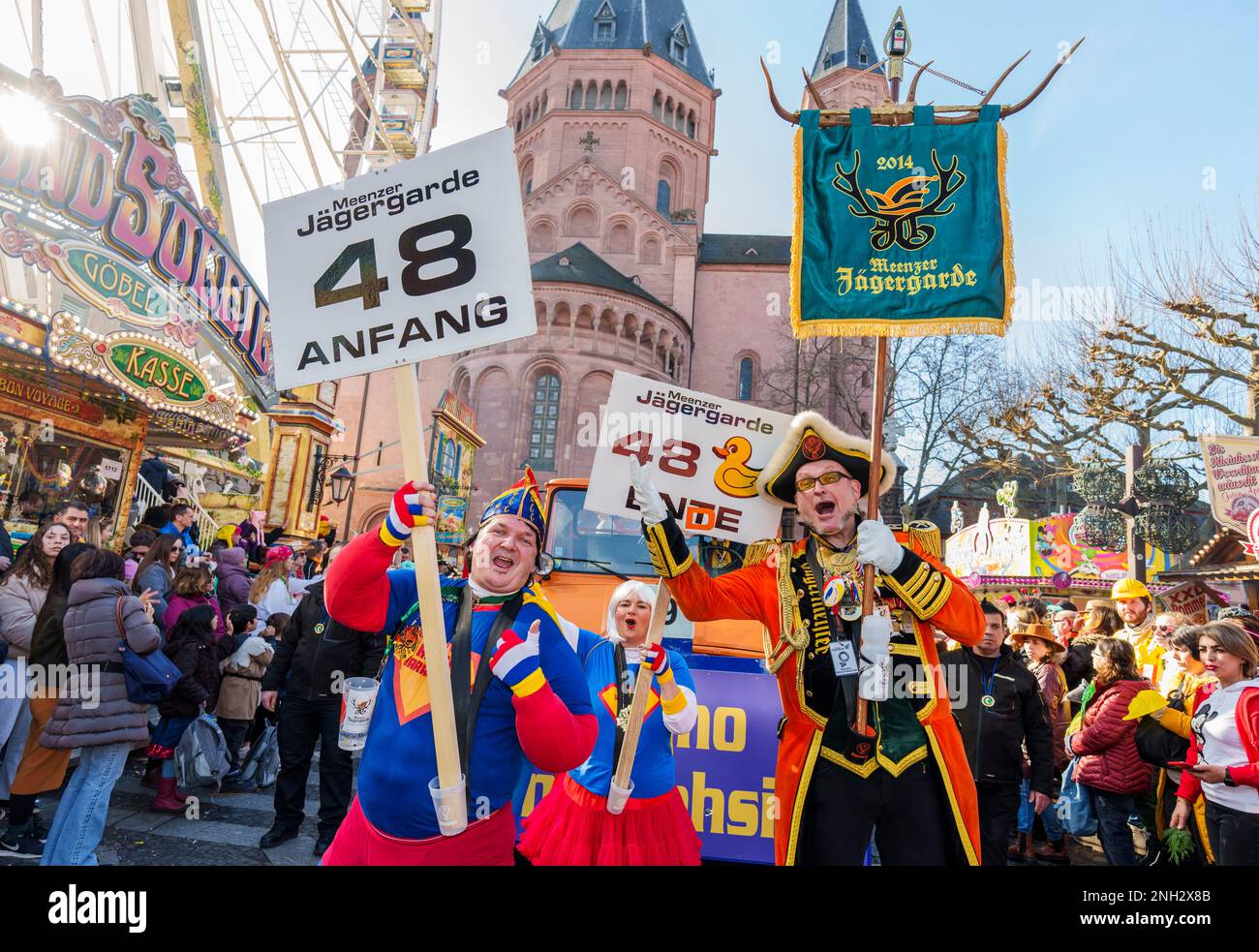 20. Februar 2023, Rheinland-Pfalz, Mainz: Bernd Frank (r) nimmt als die kleinste Wache der Welt ("Meenzer Jägergarde") an der Rosenmontags-Prozession Teil. Die beiden „anderen Angusskanäle“ markieren nur den Anfang und das Ende Mit der traditionellen Shrove-Montags-Prozession erreicht der Mainzer Karneval seinen Höhepunkt. Nach Angaben des Veranstalters, des Mainzer Carneval-Verein (MCV), haben sich 137 Gruppen mit mehr als 9.000 aktiven Teilnehmern registriert. Die Länge der Prozession wird etwa neun Kilometer betragen, und auf der 7,2 Kilometer langen Strecke werden 500.000 Zuschauer erwartet. Foto: Andreas Arnold/dpa Stockfoto