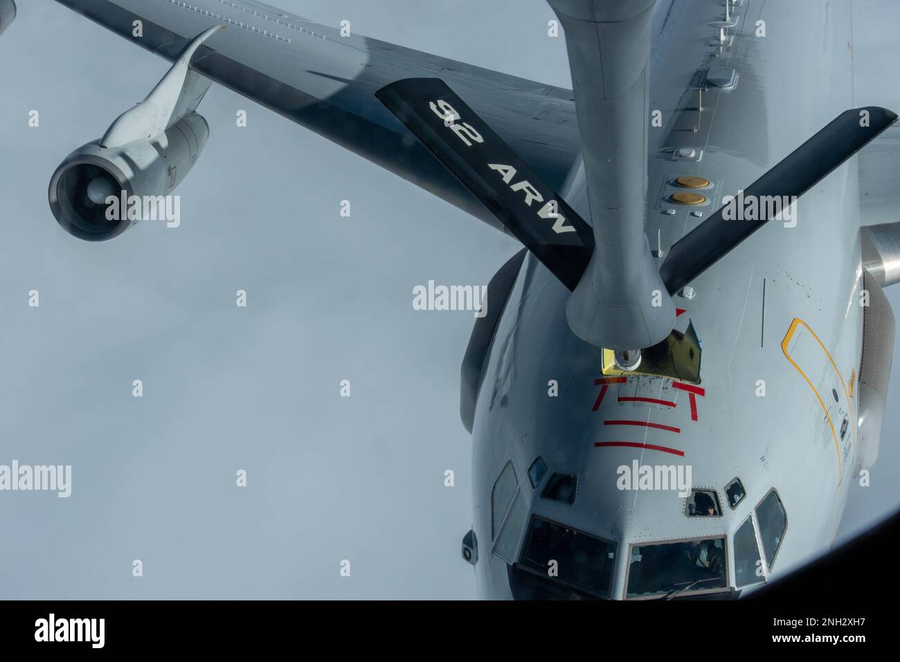Ein KC-135 Stratotanker, der dem Luftwaffenstützpunkt Fairchild 92., Washington, zugeteilt wurde, betankt ein Flugzeug des Typs E-3 Airborne Warning and Control System (AWACS), das der NATO-Luftwaffenbasis Geilenkirchen, Deutschland, am 8. Dezember 2022 zugeteilt wurde. Ein im NATO-Luftraum fliegendes E-3 AWACS-Luftfahrzeug kann zwischen Zielen und Bodenreflexionen unterscheiden und kann Frühwarnungen für tief- oder hochfliegende Luftfahrzeuge geben, die über dem Gebiet eines potenziellen Angreifers betrieben werden. Stockfoto