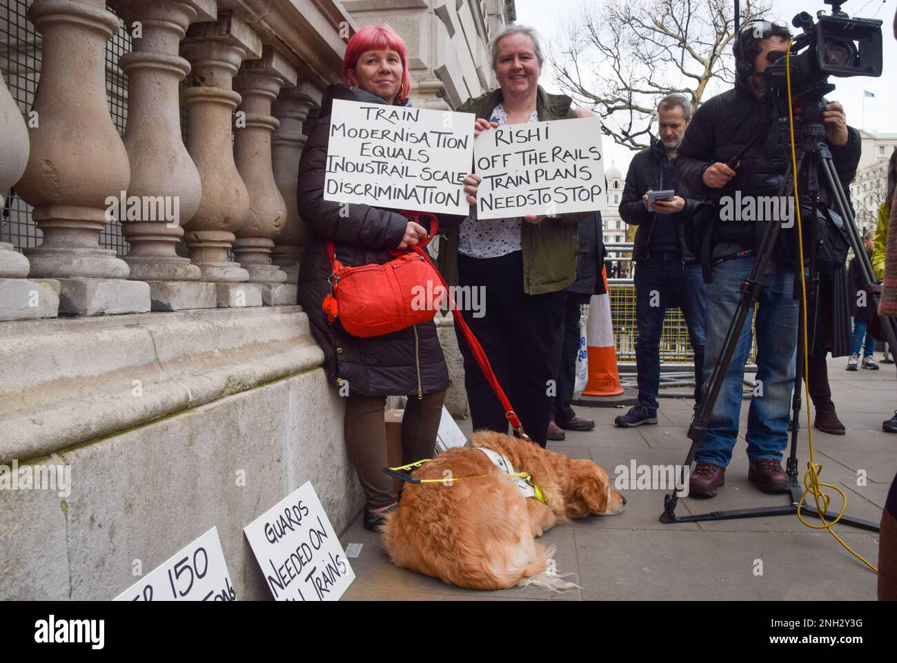 London, Großbritannien. 20. Februar 2023 Mitglieder des britischen Blindenverbandes (NFBUK) und anderer Gruppen, die Blinde, Sehbehinderte und Behinderte vertreten, versammelten sich vor der Downing Street, bevor sie ihre Petition abgaben, und forderten die Regierung auf, Wachen in den Zügen zu lassen und die Bahnhöfe entsprechend zu besetzen; Und dass die Fahrkartenschalter geöffnet bleiben, um die Sicherheit und unabhängige Fahrten für behinderte Fahrgäste, die Sicherheit von Frauen und die allgemeine Sicherheit von Fahrgästen im Eisenbahnverkehr zu gewährleisten. Kredit: Vuk Valcic/Alamy Live News Stockfoto