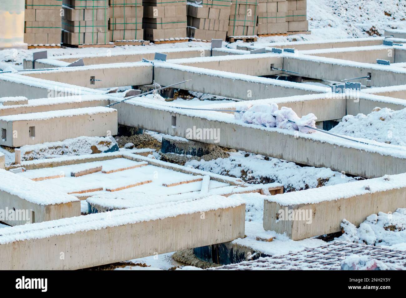 Baugrundlagen aus vorgespannten Betonträgern im Winter Stockfoto