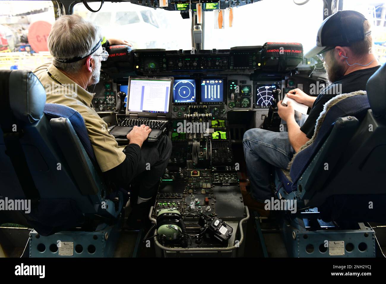 ROBINS AIR FORCE BASE, Ga. – John „Godfather“ Dominey, links, Arbeitsleiter der 562nd Aircraft Maintenance Squadron, und Jonathan „Ozzy“ Osborne, Avioniktechniker der 562nd Aircraft Maintenance Squadron, führen am 8. Dezember 2022 Betriebsüberprüfungen an einem C-17-Flugzeug auf der Robins Air Force Base, Georgia durch. Die geplante/geplante Wartung auf Depot-Ebene besteht aus sorgfältig geplanten Schritten zur Annahme des Flugzeugs, zur Inspektion, zur Durchführung der Reparaturen und Betriebsprüfungen, zum Lackieren und zur Rückgabe an die Heimatstation. C-17 Globemaster Aircraft, geplante/geplante Wartung auf Depot-Ebene, Stockfoto