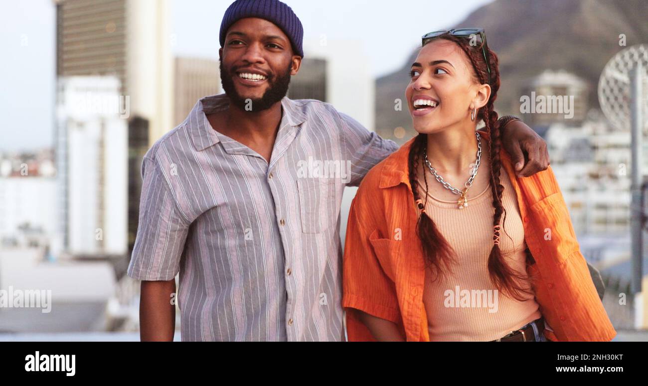 Comic, Kommunikation und gemischtrassiges Paar, das in der Stadt spaziert, sich unterhält und ein Date zusammen hat. Fröhlich, lächelnd, schwarzer Mann und Frau in einem lustigen Stockfoto