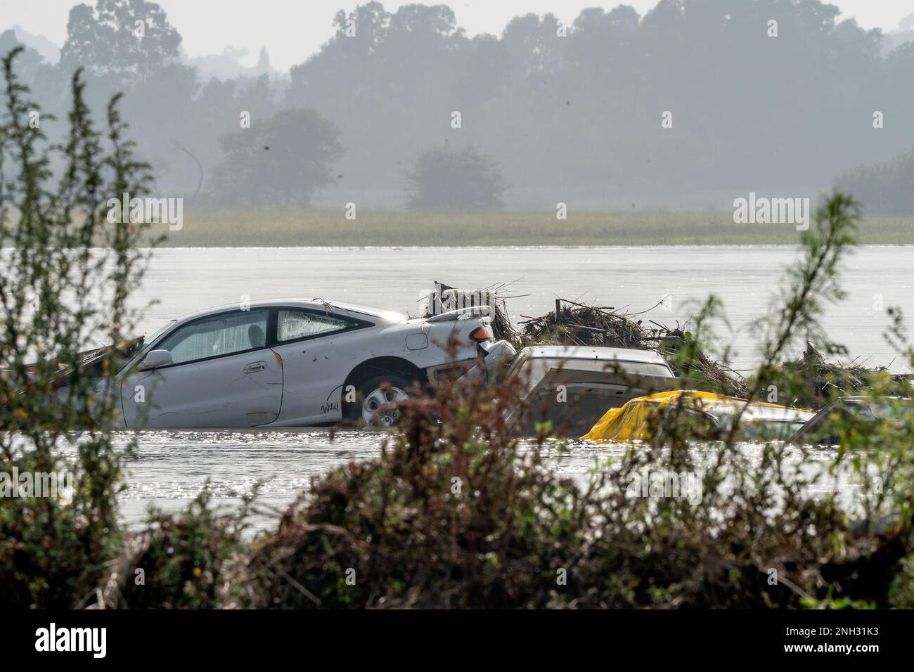 (230220) -- PARYS, 20. Februar 2023 (Xinhua) -- Autos tauchen in Wasser in Lochvaal, Südafrika, 19. Februar 2023. Der Staudamm von Vaal überstieg seine maximale Kapazität aufgrund starker Regenfälle und verursachte Überschwemmungen im Fluss Vaal. (Foto: Shiraaz Mohamed/Xinhua) Stockfoto