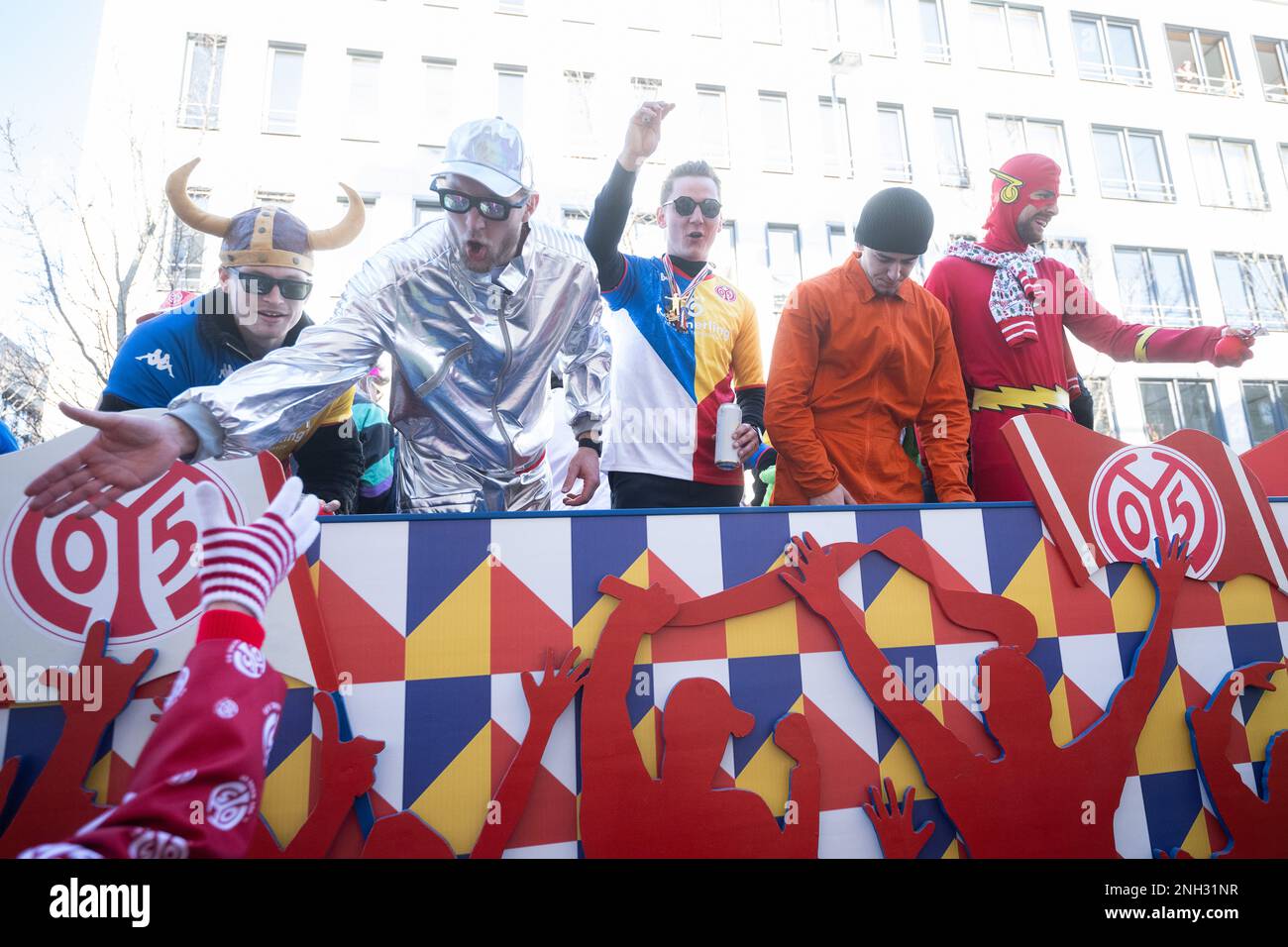 Mainz, Deutschland. 20. Februar 2023. Die Spieler feiern auf dem Floß des Fußballvereins Mainz 05 während der Shrove Monday Parade in Mainz. Das Motto der Parade lautet: "Im Mainzer Karneval steht voll und ganz für Frieden, Freiheit, Toleranz!" Aufgrund der Corona-Pandemie findet sie zum ersten Mal seit zwei Jahren statt. Kredit: Sebastian Christoph Gollnow/dpa/Alamy Live News Stockfoto